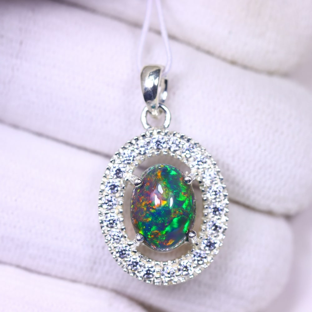 Silver Pendant with Ethiopian Black Opal 3.5grams - 925 Sterling Silver , 699E: Ksmith Heritage Auctioneers Subject: Opal & Simulated Diamond Silver Pendant Carat Weight: 3.5 grams (approx.) Dimension: Opal 10x7mm, Pendant 22x15mm