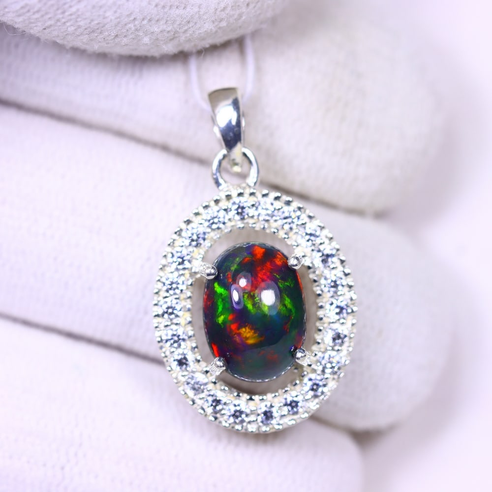 Silver Pendant with Ethiopian Black Opal 3.5grams - 925 Sterling Silver , 660E: Ksmith Heritage Auctioneers Subject: Opal & Simulated Diamond Silver Pendant Carat Weight: 3.5 grams (approx.) Dimension: Opal 10x7mm, Pendant 22x15mm