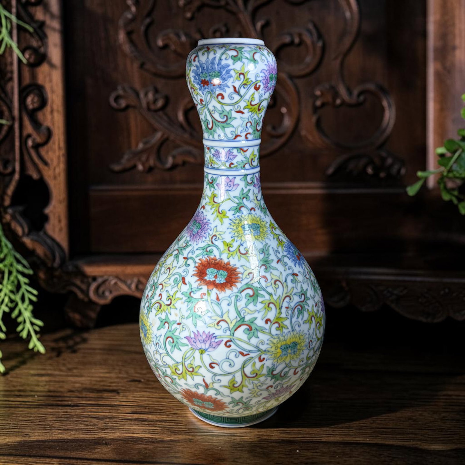 Chinese Qing Qianlong Mark Doucai Interlocking Lotus Garlic Head Antique Porcelain Vase, 2B: Fine handcrafted Chinese doucai garlic head vase with authentic Qianlong imperial six-character blue seal mark on the base, measuring 37cm tall with a 17cm maximum body diameter. Crafted from high-qua
