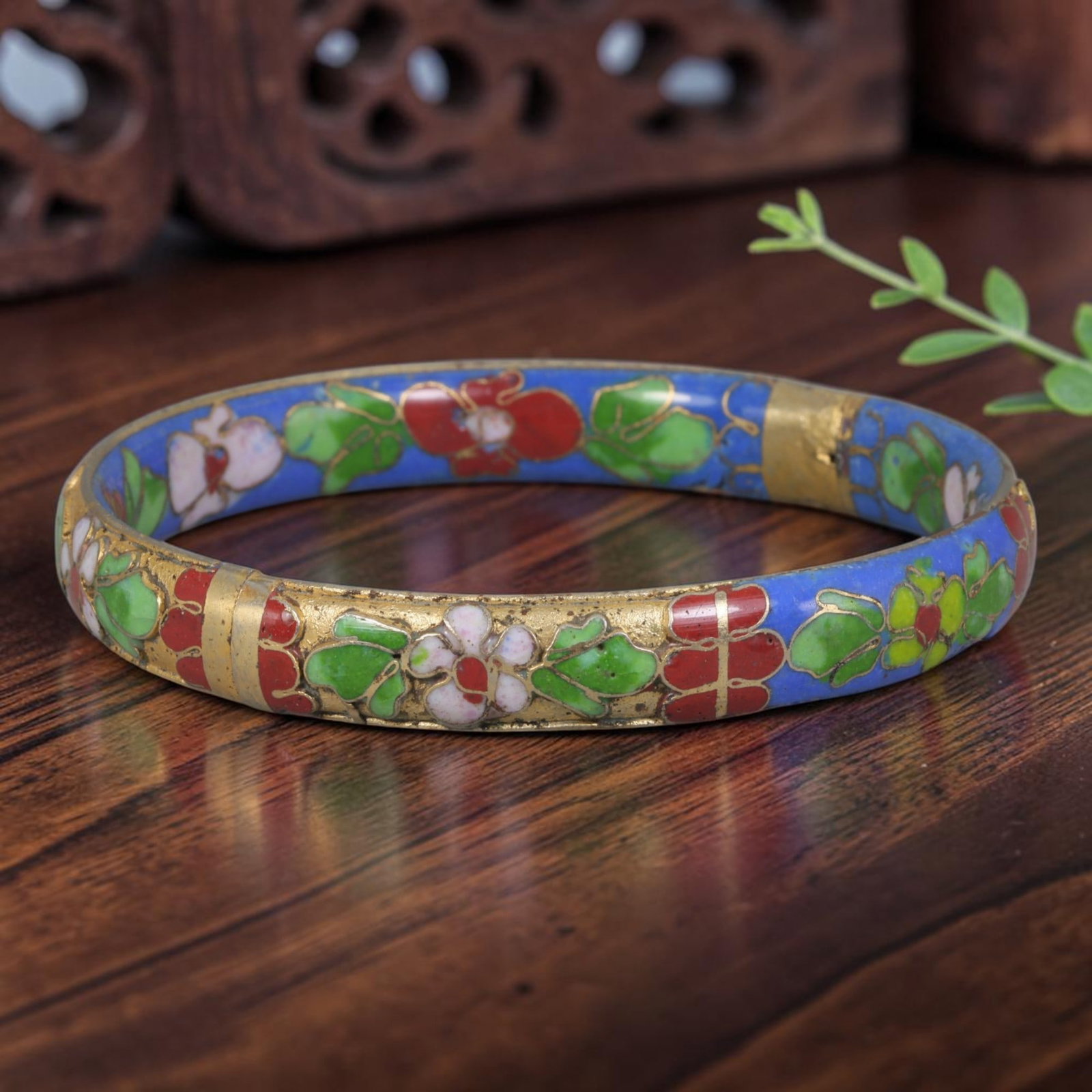 Vintage Chinese Cloisonne Bangle - Blue Gilded Floral Enamel Bracelet, 79FD: Constructed with gilded metal base and traditional Chinese cloisonne twisted wire filigree craft, this split hinged bangle features a vivid sky-blue enamel backdrop paired with polished gold-toned met