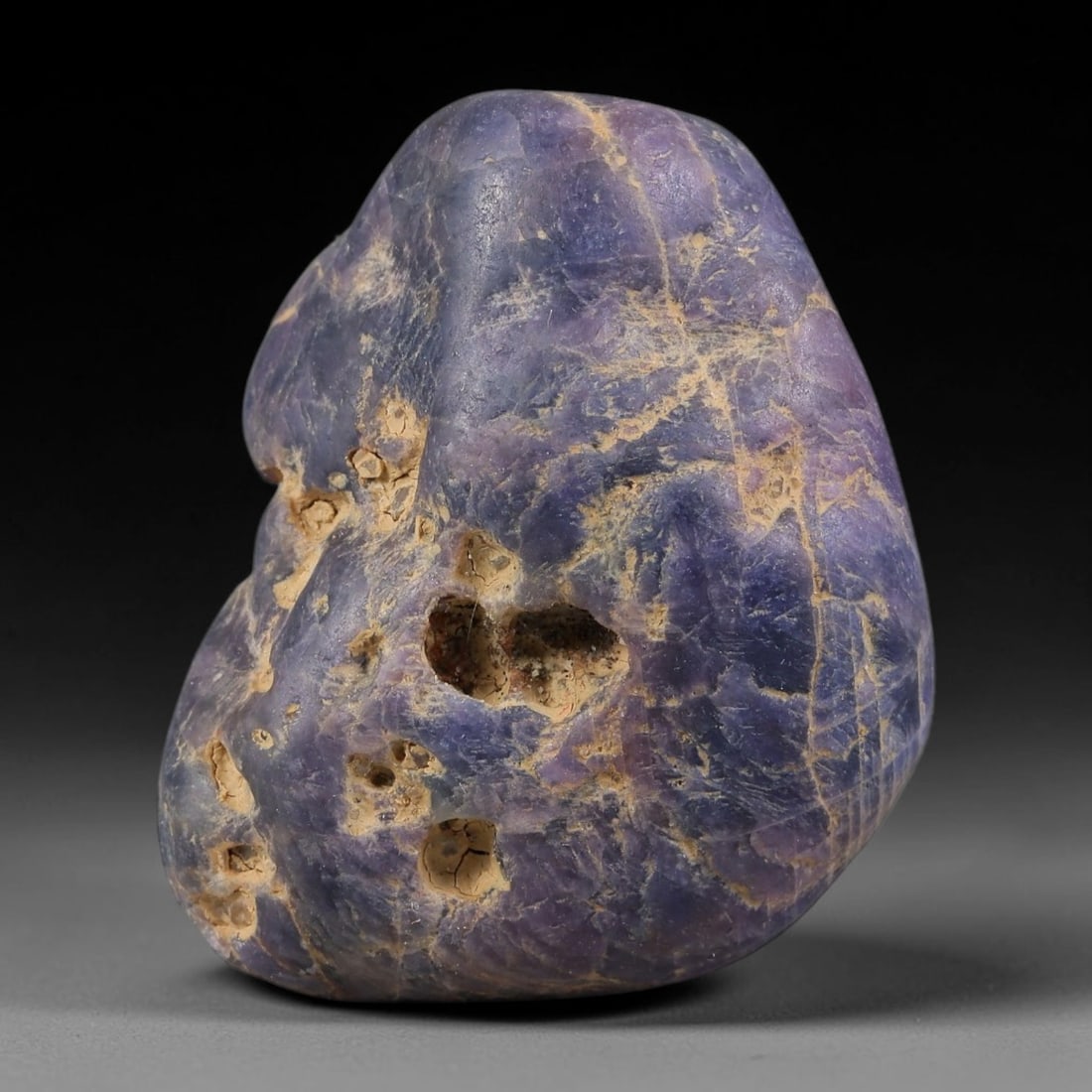 130.68ct Natural Unheated Sri Lankan Purplish Blue Sapphire Rough, 27FC: This natural corundum rough is an unheated purplish blue sapphire sourced from Sri Lankan alluvial gem deposits, featuring an irregular natural native form with residual pale yellow-brown mineral matr