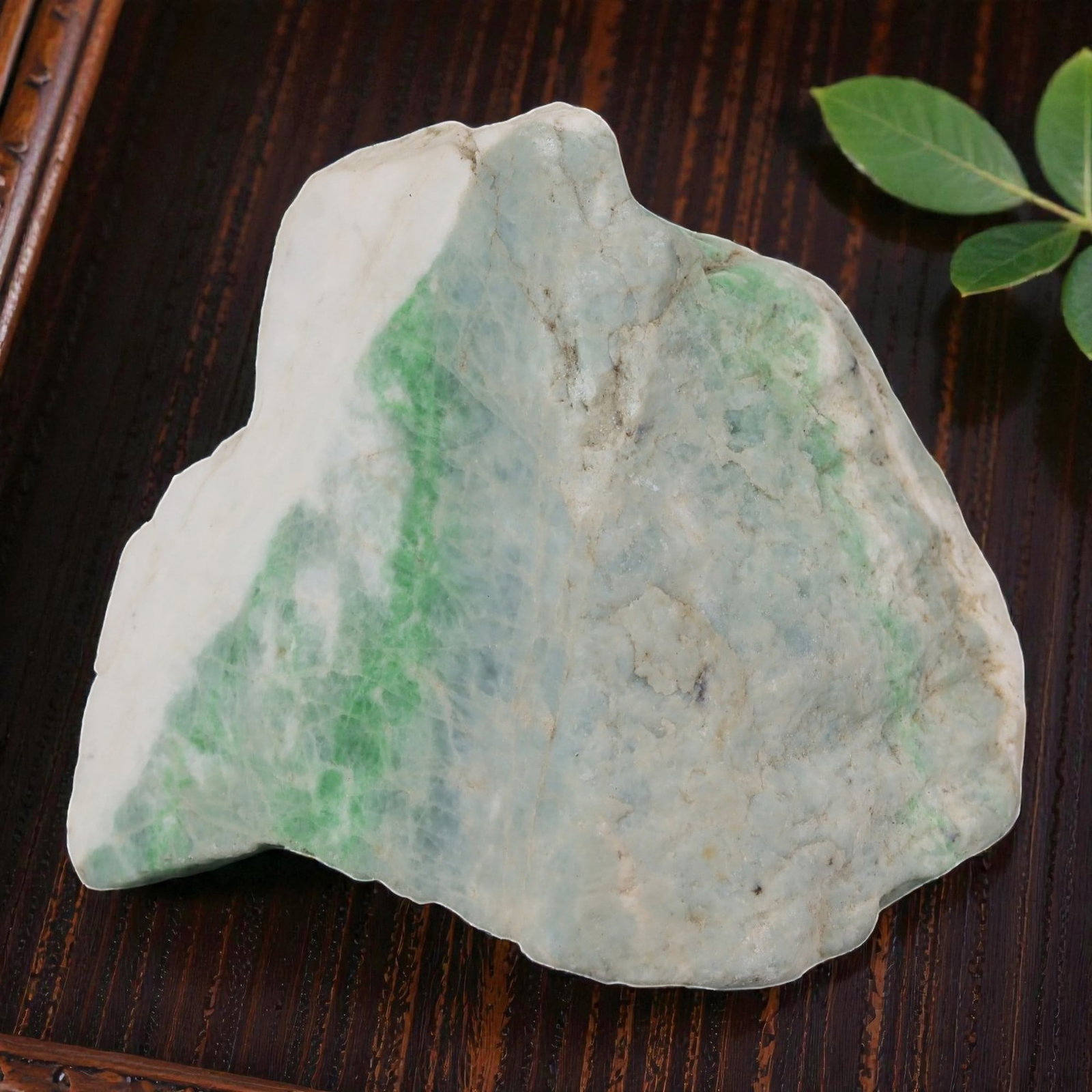 810ct Natural Burmese Moss in Snow Jadeite Rough - Green Streak Landscape Stone, 66EA: This is a natural Type A Burmese jadeite rough stone, measuring approximately 6cm and weighing 162g (810ct). It showcases the classic "Moss in Snow" pattern, with vivid, saturated green streaks natura