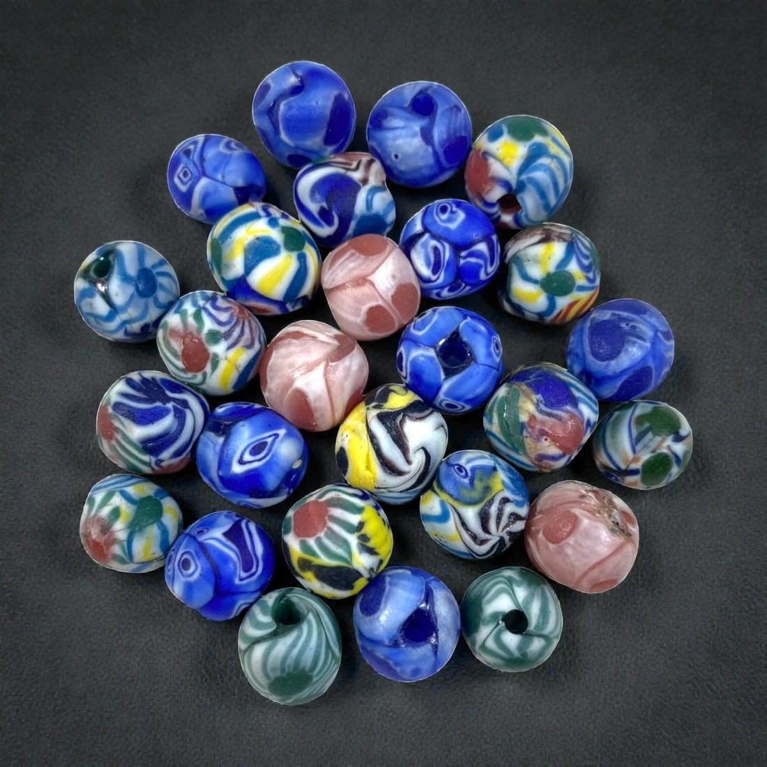 Lot of 27 Vintage Millefiori Round Glass Beads 1-1.5cm Blue Pink Swirl Lampwork Beads, 84AA: Vintage bulk set of 27 handcrafted round millefiori lampwork glass beads, each measuring 1-1.5cm. Features swirling marbled patterns in deep blue, soft pink, white, yellow and green with intricate int