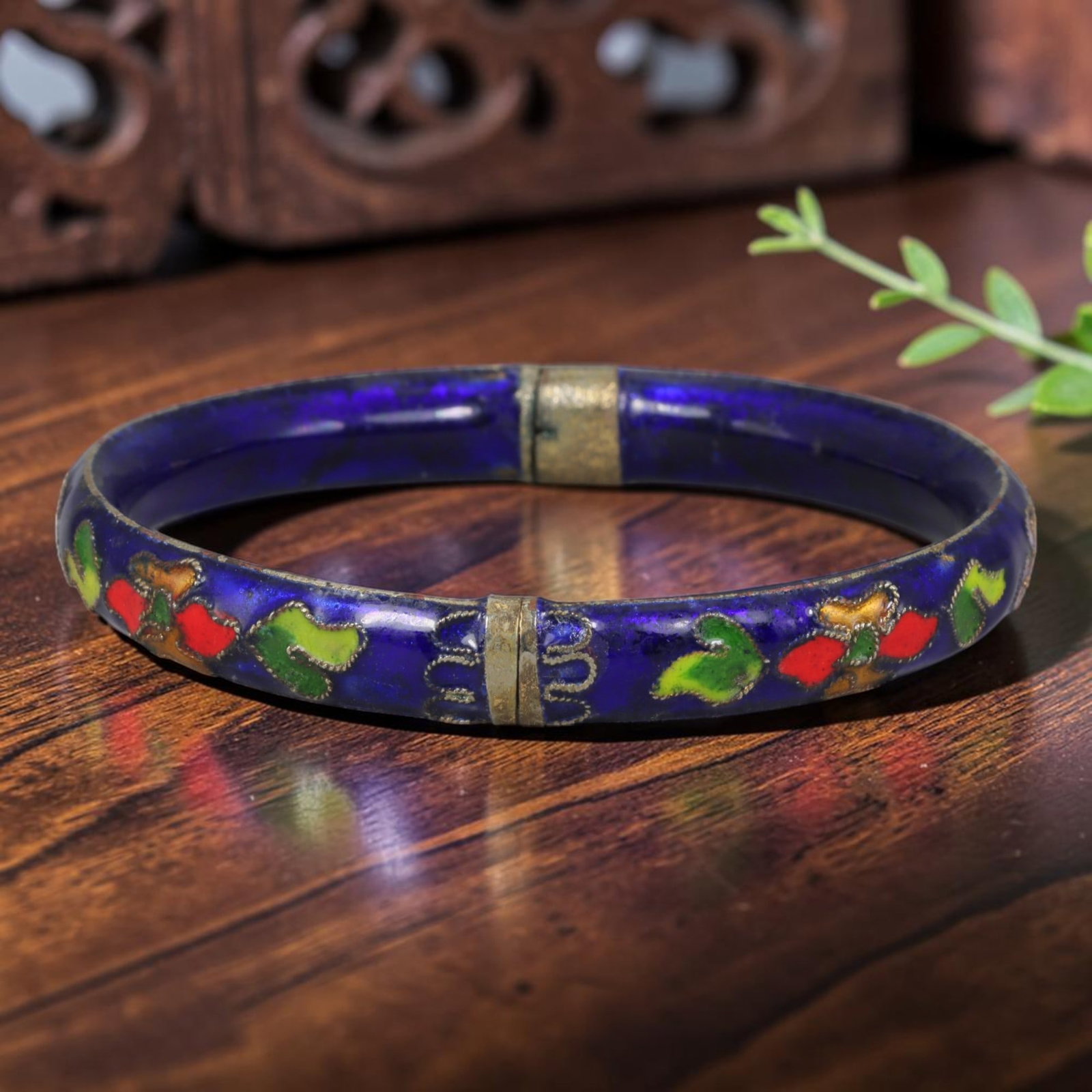 Vintage Chinese Cloisonne Bangle - Deep Blue Floral Enamel Bracelet, 75FD: Forged from silvered metal base with classic Chinese cloisonne twisted wire filigree craft, this split hinged bangle features a rich cobalt blue enamel foundation adorned with repeating stylized leaf 
