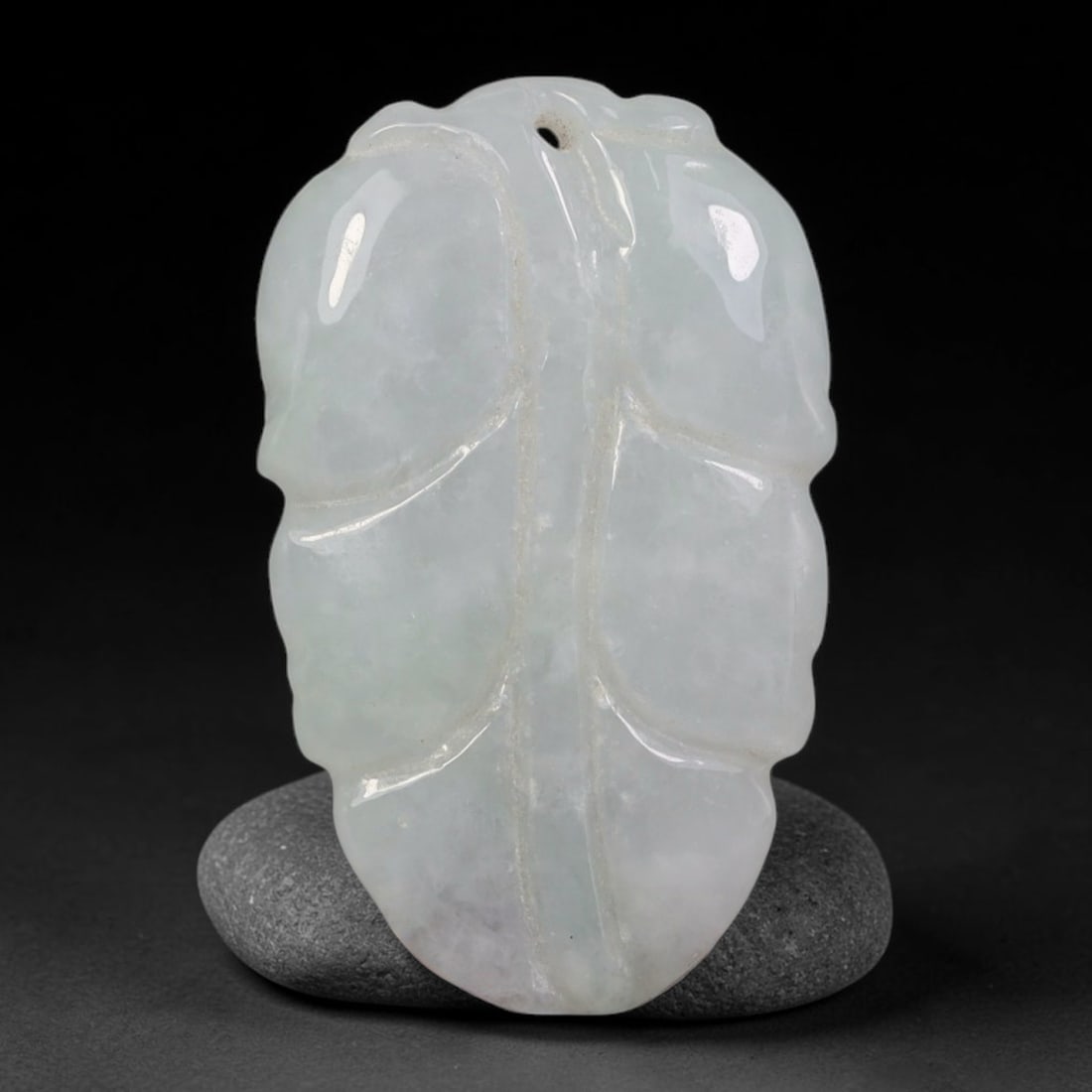 Natural Vintage Burmese Type A Jadeite Jade Plain Leaf Pendant, 61AA: Hand-carved vintage wearable pendant crafted from untreated natural Burmese Type A jadeite jade, measuring 3.3cm x 2cm. The piece is fully sculpted into a classic broad leaf form with smooth flowing c
