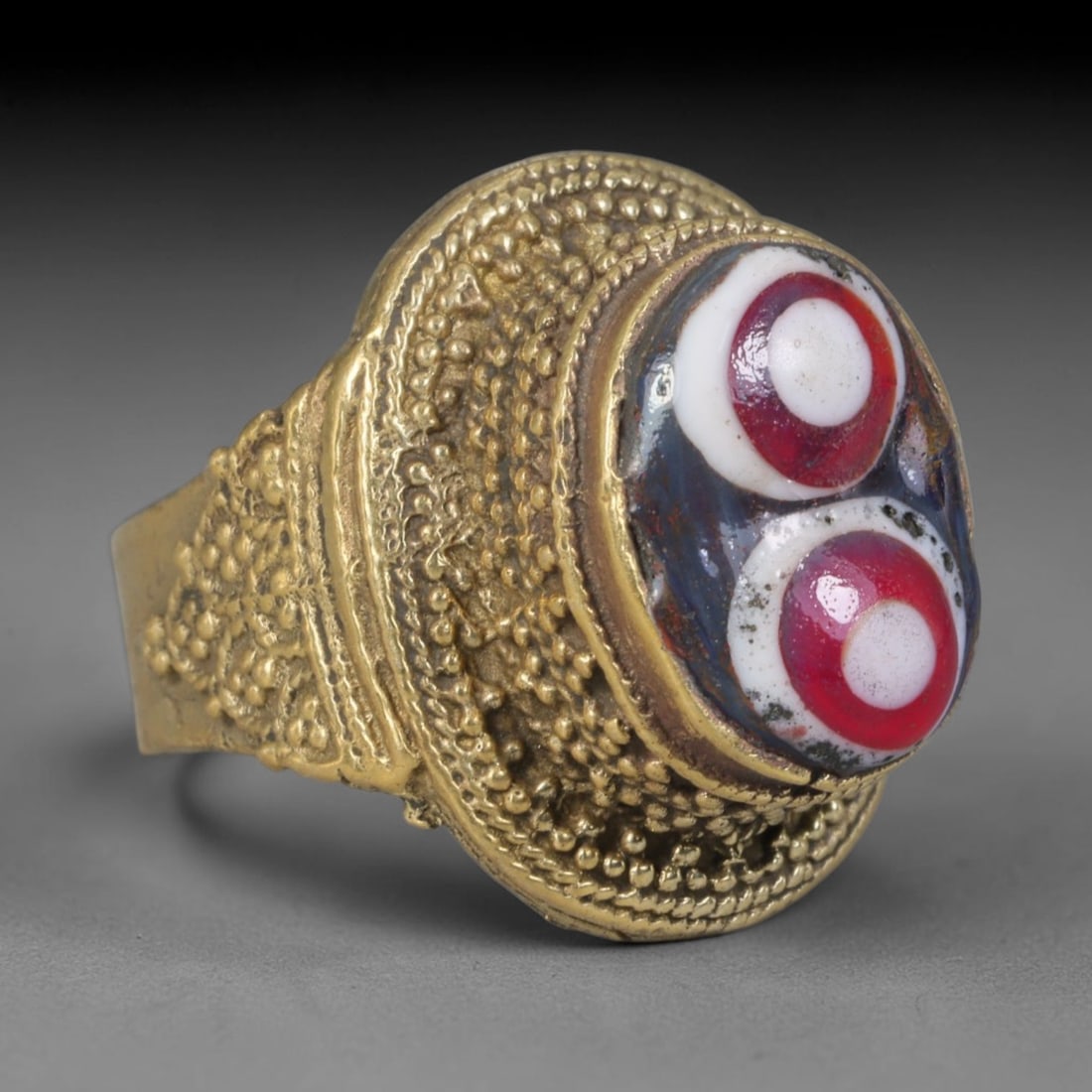 Antique Islamic Millefiori Evil Eye Glass Cabochon Set Vintage Signet Ring (1700-1900 CE), 22AM: The primary collectible value resides within the inset antique millefiori evil-eye glass cabochon, authentic genuine antique glass (distinguished from earlier ancient glass and modern vintage glass) c