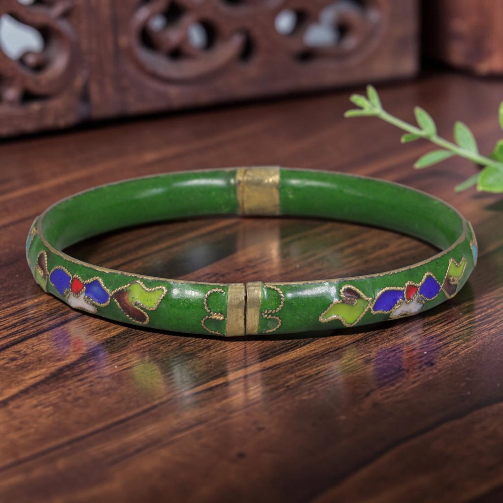 Vintage Chinese Cloisonne Bangle - Emerald Green Floral Enamel Bracelet, 76FD, 76FD: Built upon gilded metal base with traditional Chinese cloisonne twisted wire filigree craftsmanship, this split hinged bangle features a glossy deep emerald green enamel ground adorned with repeating 