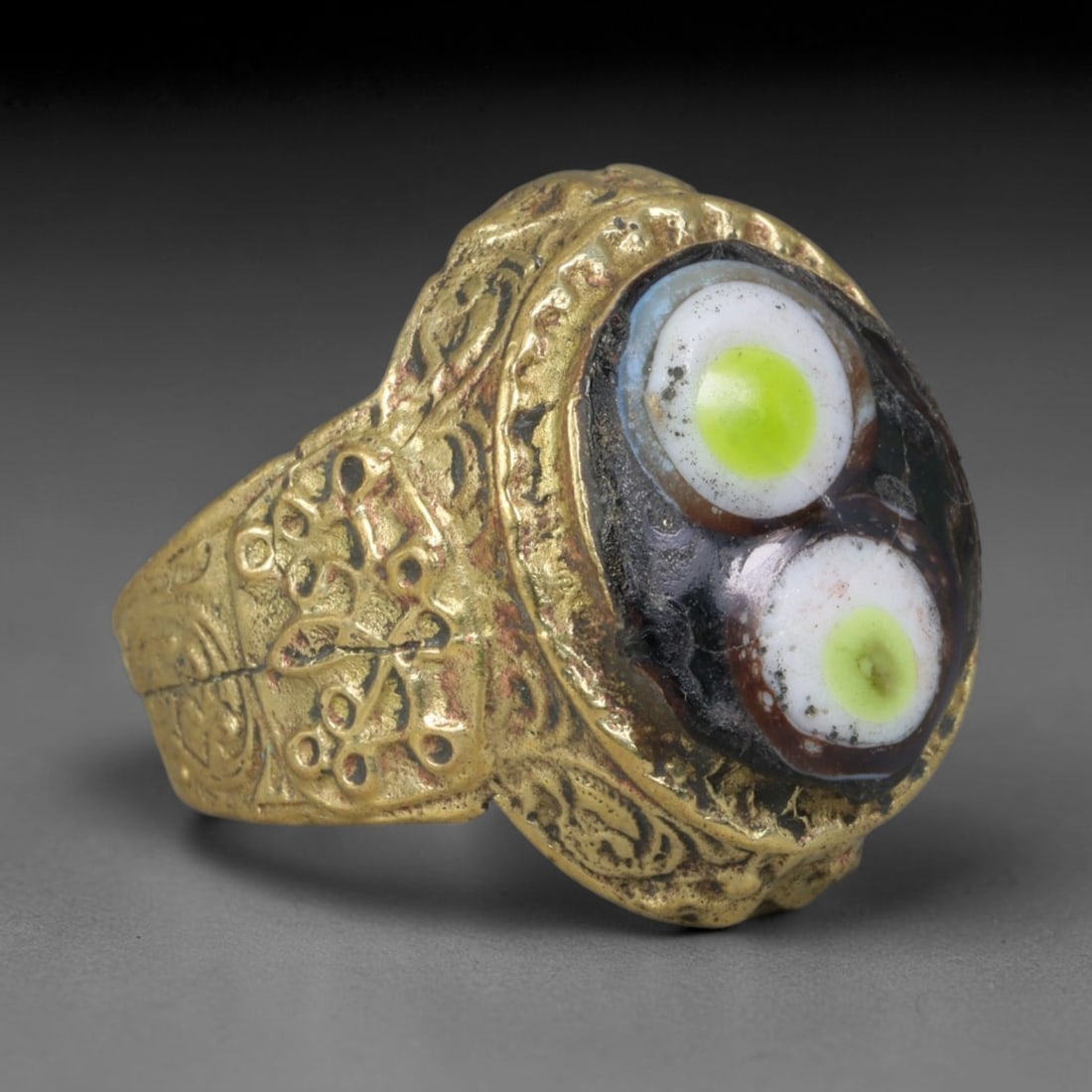 Antique Islamic Millefiori Evil Eye Glass Cabochon Set Vintage Signet Ring (1700-1900 CE), 96AM: The primary collectible value resides within the inset antique millefiori evil-eye glass cabochon, authentic genuine antique glass (distinguished from earlier ancient glass and modern vintage glass) c