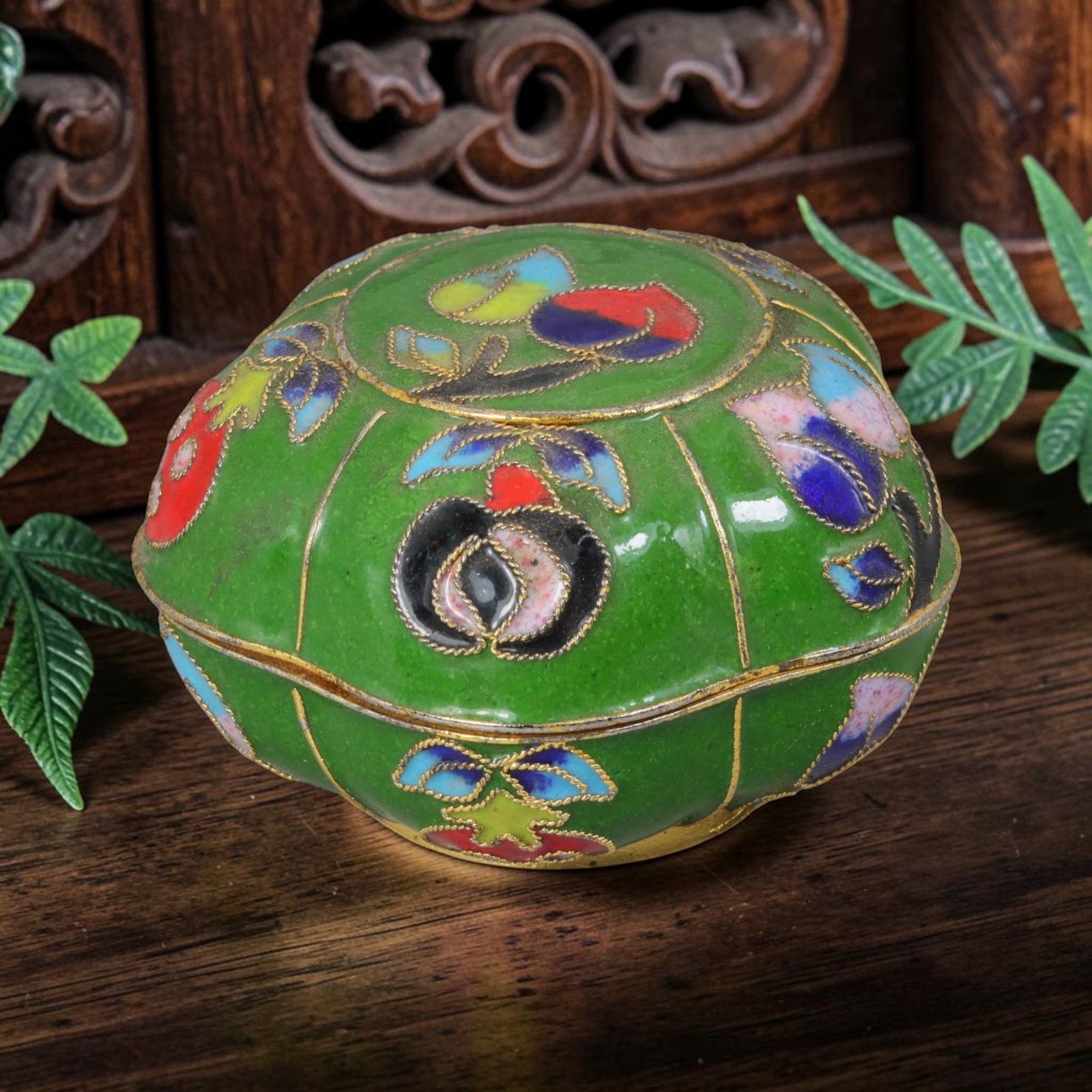 Vintage Chinese Emerald Green Cloisonne Melon-Shaped Trinket Box, 57AR: Crafted over a solid copper base with intricate gilded cloisonne wire filigree, this scalloped melon-form lidded trinket box measures 6cm in diameter and 4cm in height, perfectly sized for storing tin