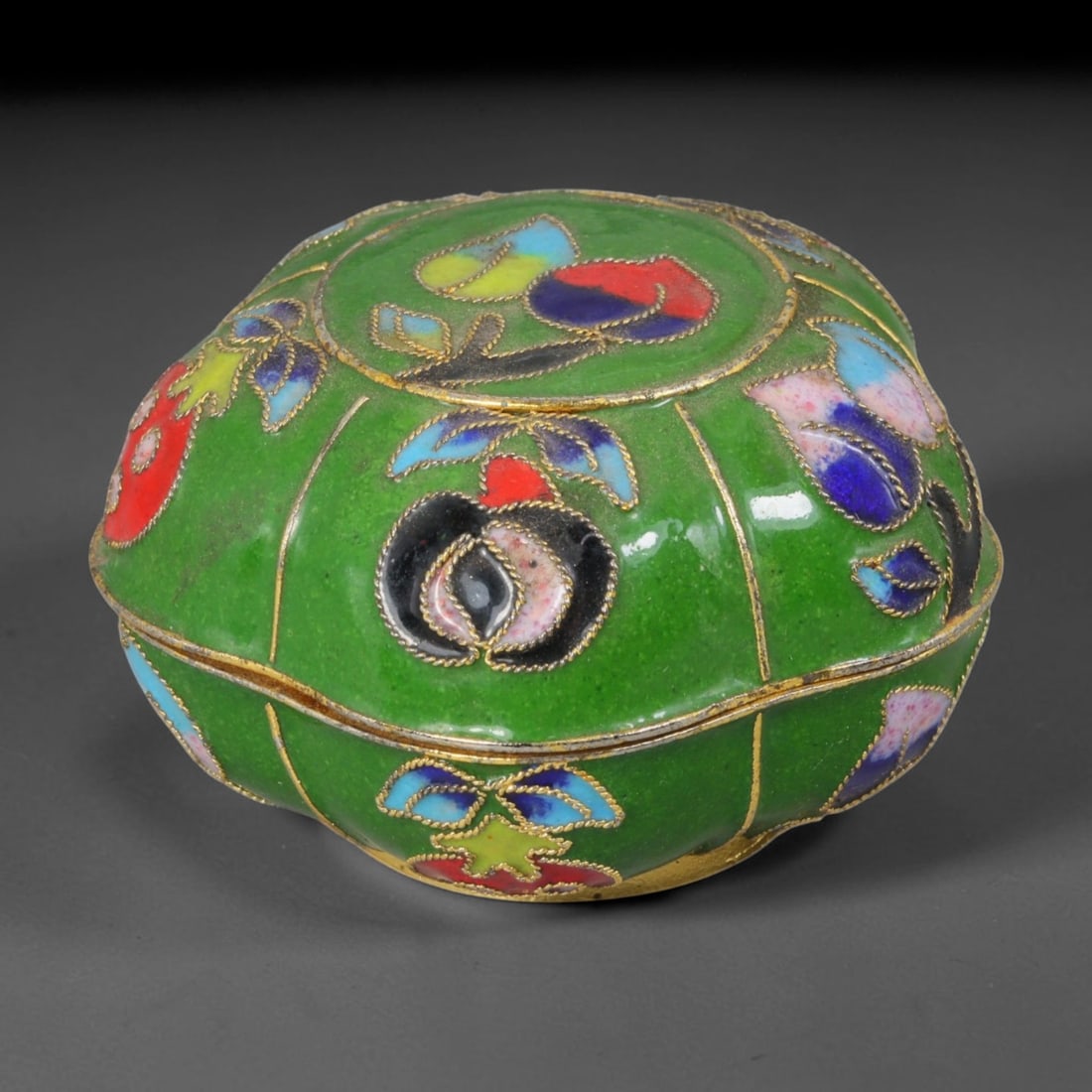 Vintage Chinese Emerald Green Cloisonne Melon-Shaped Trinket Box, 57AR: Crafted over a solid copper base with intricate gilded cloisonne wire filigree, this scalloped melon-form lidded trinket box measures 6cm in diameter and 4cm in height, perfectly sized for storing tin