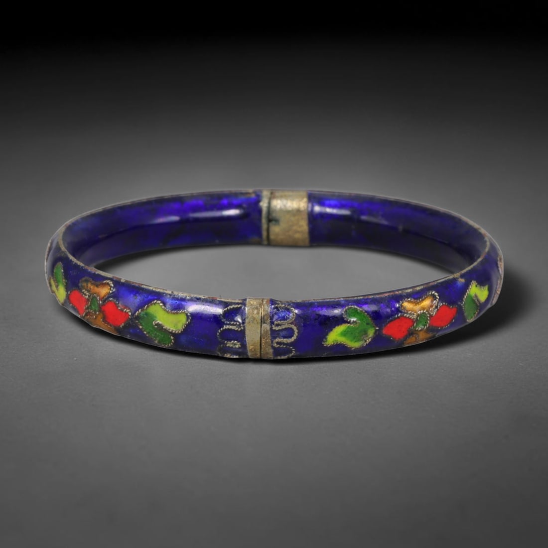Vintage Chinese Cloisonne Bangle - Deep Blue Floral Enamel Bracelet, 75FD: Forged from silvered metal base with classic Chinese cloisonne twisted wire filigree craft, this split hinged bangle features a rich cobalt blue enamel foundation adorned with repeating stylized leaf 