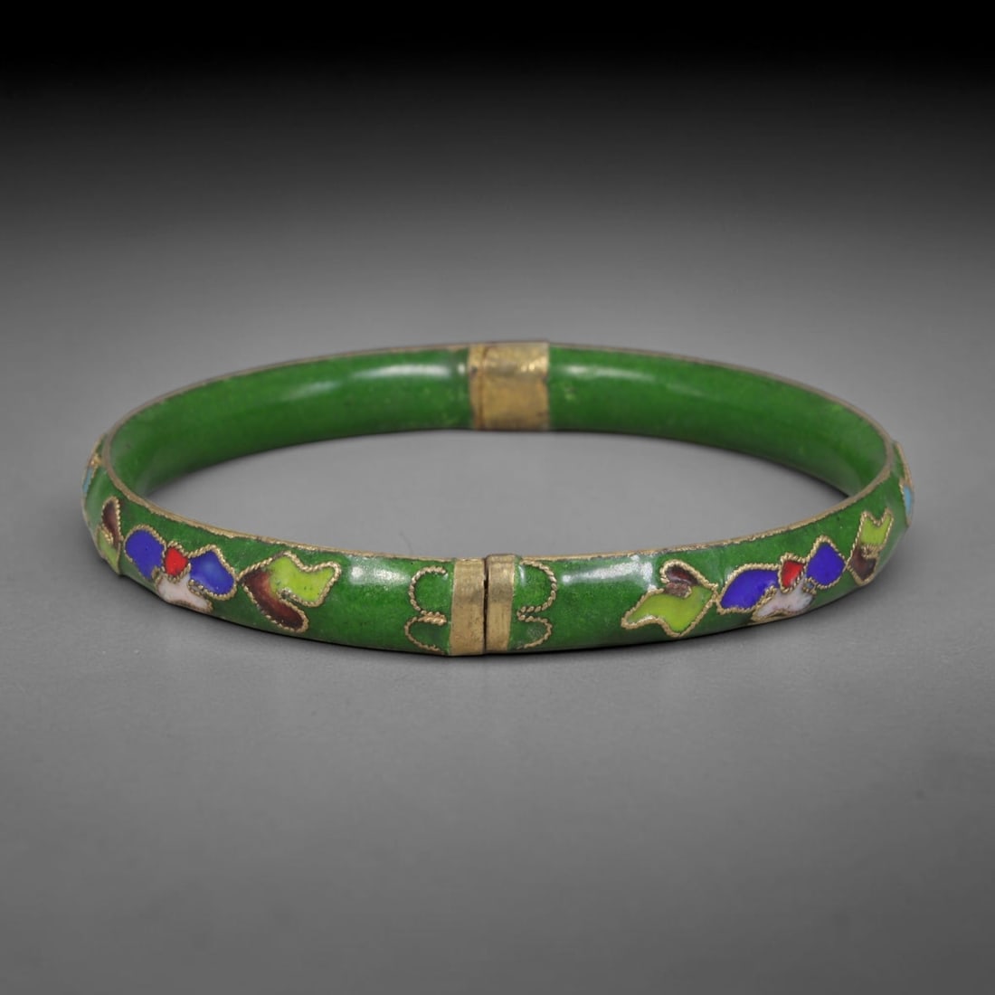 Vintage Chinese Cloisonne Bangle - Emerald Green Floral Enamel Bracelet, 76FD: Built upon gilded metal base with traditional Chinese cloisonne twisted wire filigree craftsmanship, this split hinged bangle features a glossy deep emerald green enamel ground adorned with repeating 