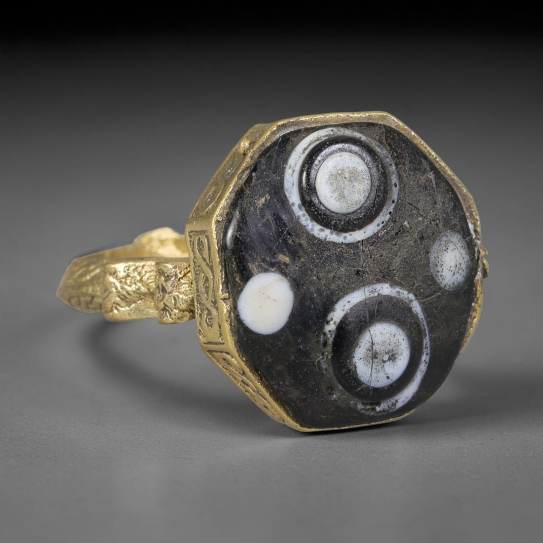 Antique Islamic Millefiori Evil Eye Glass Cabochon Set Vintage Signet Ring (1700-1900 CE), 15AM: The primary collectible value resides within the inset antique millefiori evil-eye glass cabochon, authentic genuine antique glass (distinguished from earlier ancient glass and modern vintage glass) c