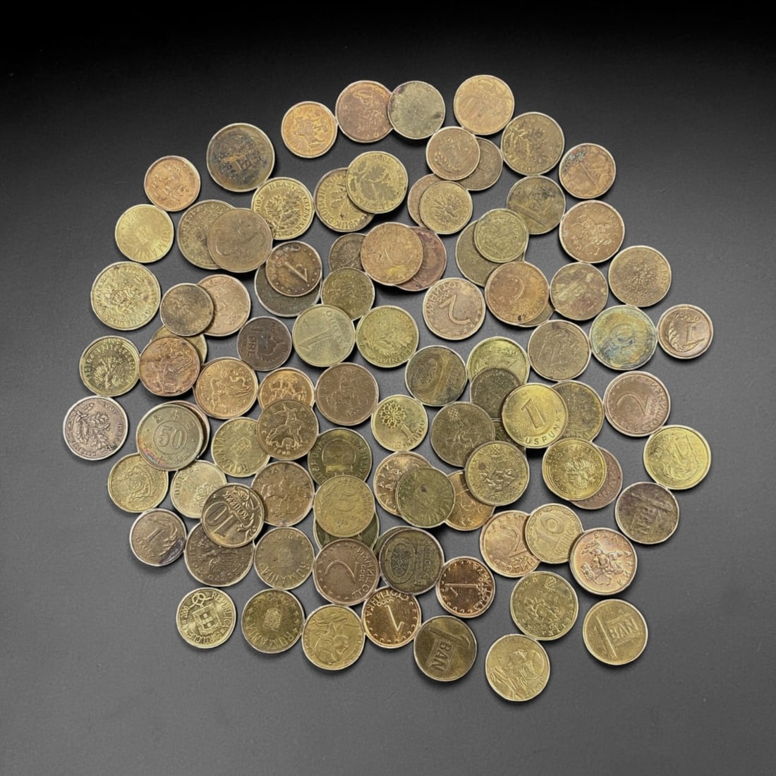 EASTERN EUROPE: Post-Communist Transition - Mixed Brass Coin Bulk Lot, 21V: This diverse lot of Eastern European brass coins captures the everyday currency of the post-1989 transition era. Featuring denominations from Romania, Bulgaria, and neighboring states, the collection 