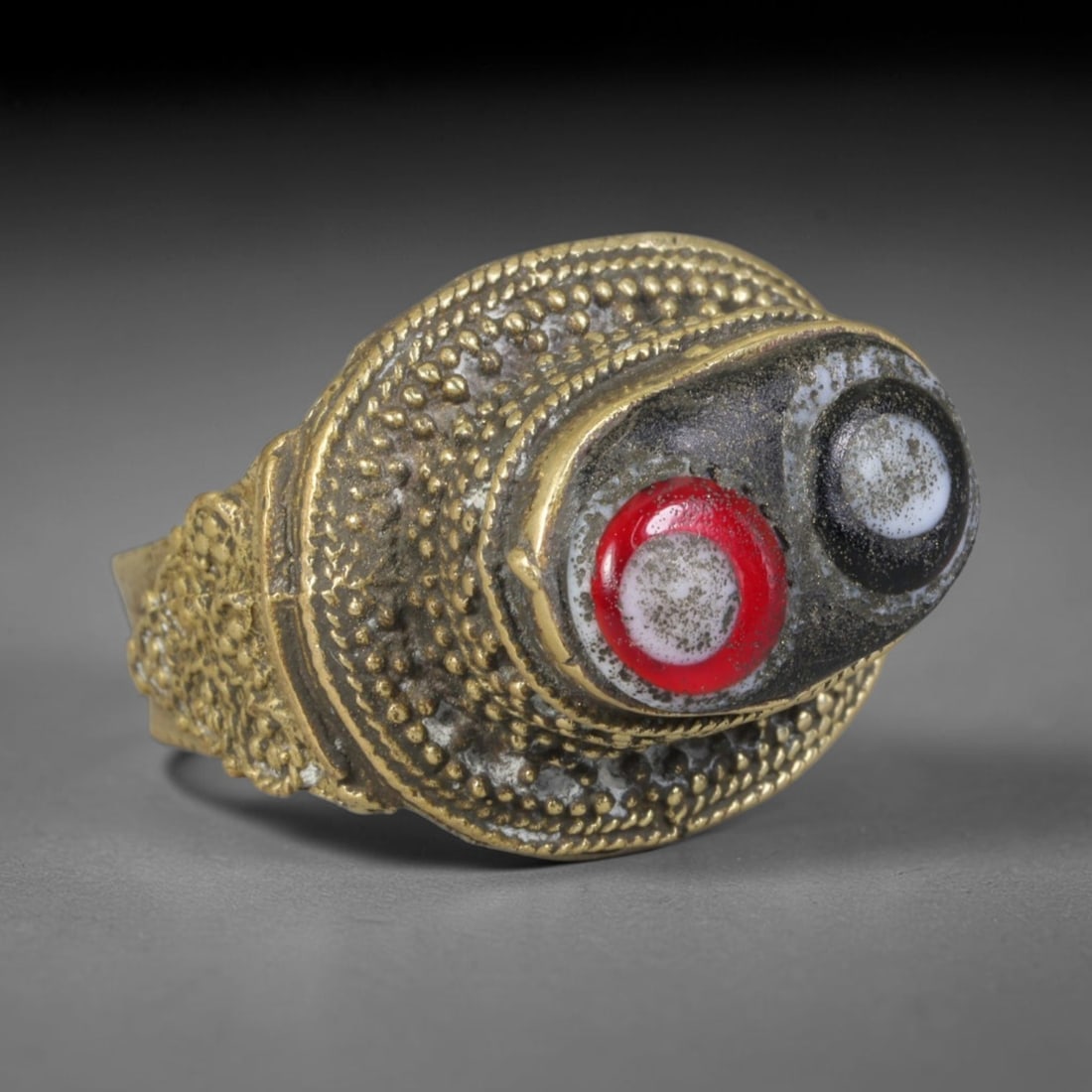 Antique Islamic Millefiori Evil Eye Glass Cabochon Set Vintage Signet Ring (1700-1900 CE), 34AM: The primary collectible value resides within the inset antique millefiori evil-eye glass cabochon, authentic genuine antique glass (distinguished from earlier ancient glass and modern vintage glass) c