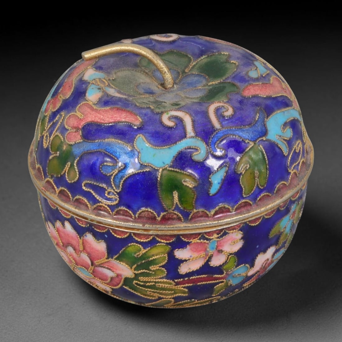 Vintage Chinese Deep Blue Cloisonne Apple-Shaped Trinket Box, 54AR: Crafted over solid copper base with delicate gilded cloisonne wire filigree, this apple-form lidded trinket box measures 6cm in diameter and 5cm in height, perfect for storing rings, earrings and tiny