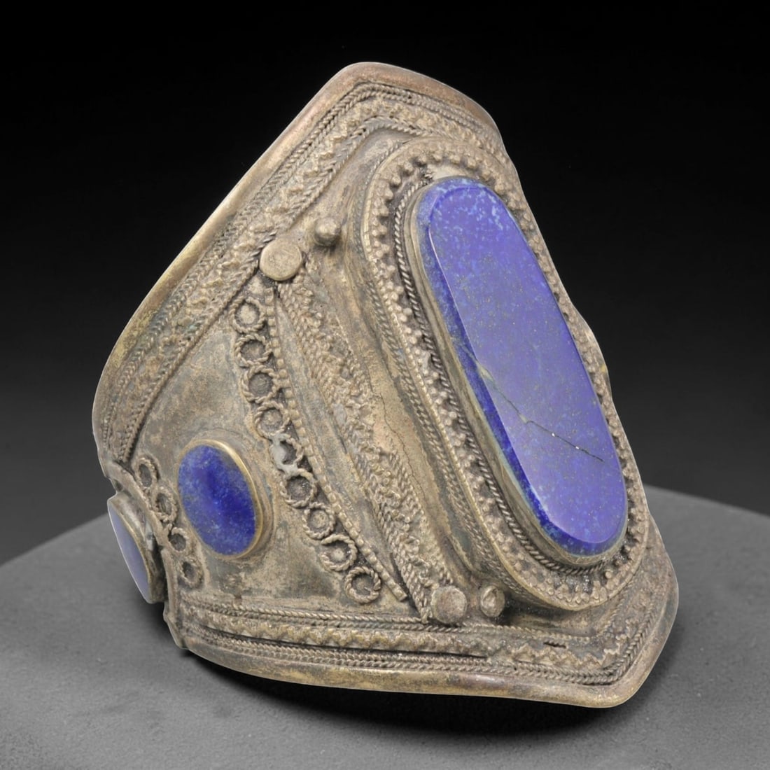 A Vintage Central Asian Silver-Plated Lapis Lazuli Cuff Bracelet, 33AH: A handcrafted vintage cuff bracelet, measuring approximately 6 cm in width, showcasing traditional Central Asian (Afghan/Turkmen) tribal jewelry design. The piece features a silver-plated metal base, 