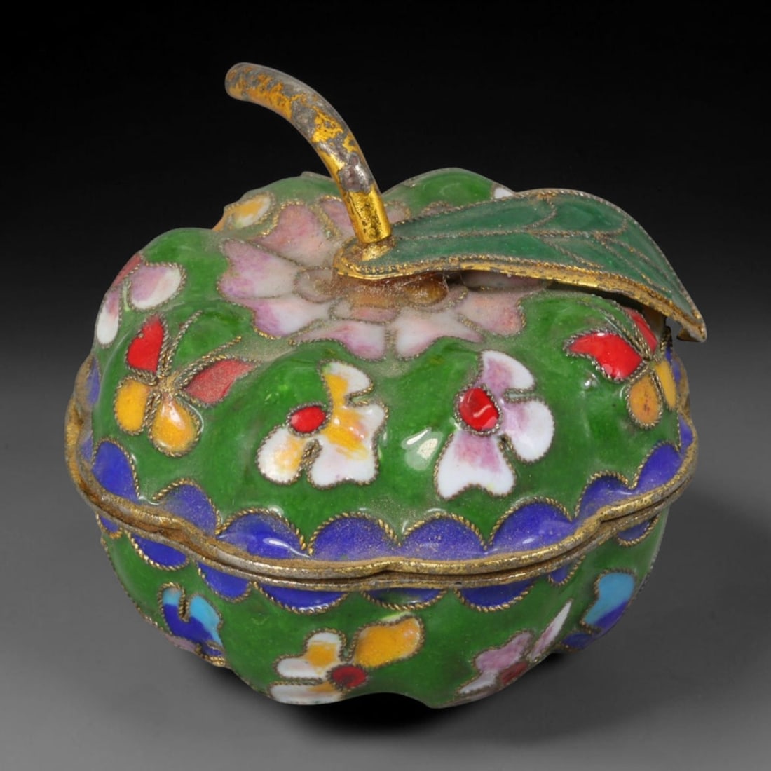 Vintage Chinese Green Cloisonne Pumpkin-Shaped Trinket Box - Floral Butterfly Enamel, 56AR: Expertly constructed on a copper core with delicate gilded cloisonne wire filigree, this whimsical pumpkin-form lidded trinket box measures 5cm in diameter and 3cm in height, ideal for storing delicat