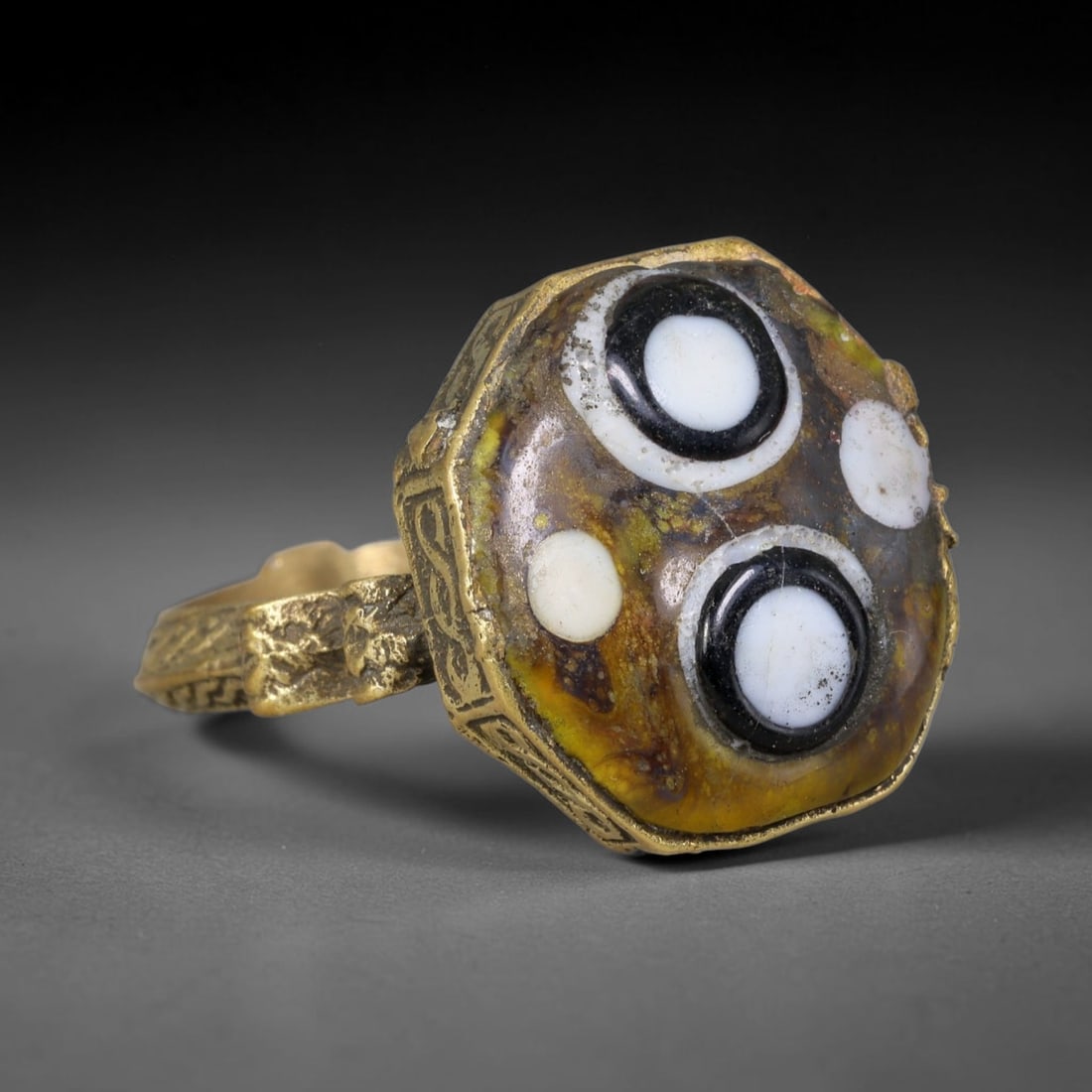 Antique Islamic Millefiori Evil Eye Glass Cabochon Set Vintage Signet Ring (1700-1900 CE), 79FM: The primary collectible value resides within the inset antique millefiori evil-eye glass cabochon, authentic genuine antique glass (distinguished from earlier ancient glass and modern vintage glass) c