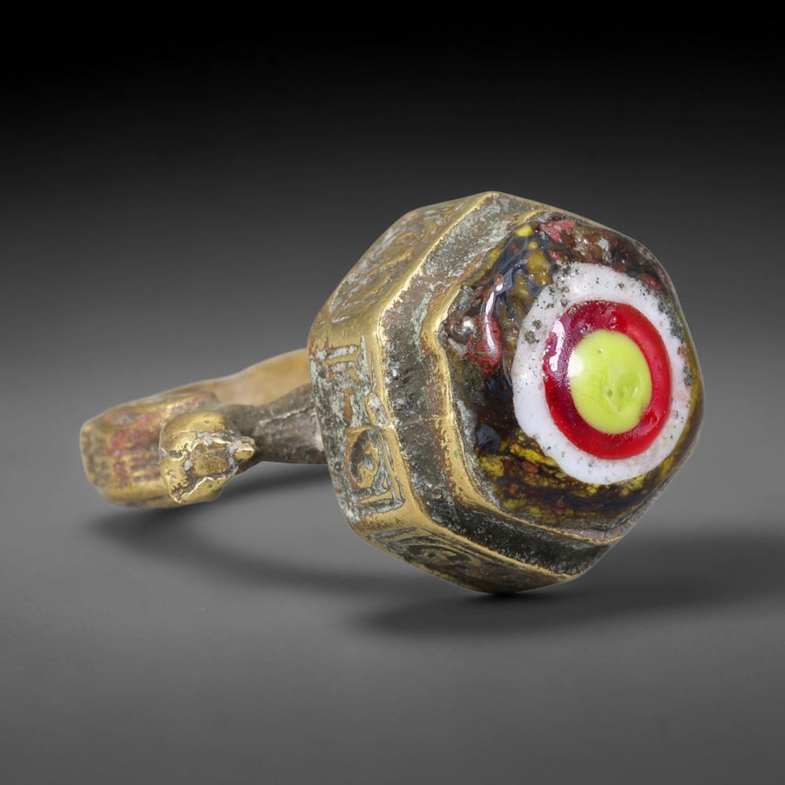 Antique Islamic Millefiori Evil Eye Glass Cabochon Set Vintage Signet Ring (1700-1900 CE), 26AN: The primary collectible value resides within the inset antique millefiori evil-eye glass cabochon, authentic genuine antique glass (distinguished from earlier ancient glass and modern vintage glass) c