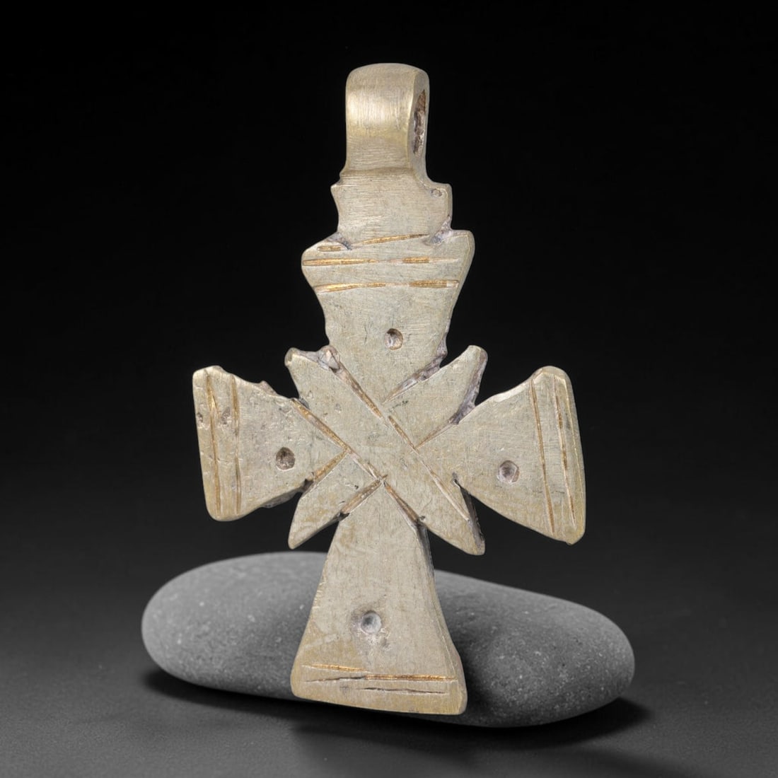 Vintage Ethiopian Copper Alloy Cross Pendant, 15EJ: Crafted from copper alloy, this traditional Ethiopian cross pendant features integrated suspension loop for wear. Shows authentic surface patina consistent with vintage origin. Dimensions: 4.5x2.6cm. 