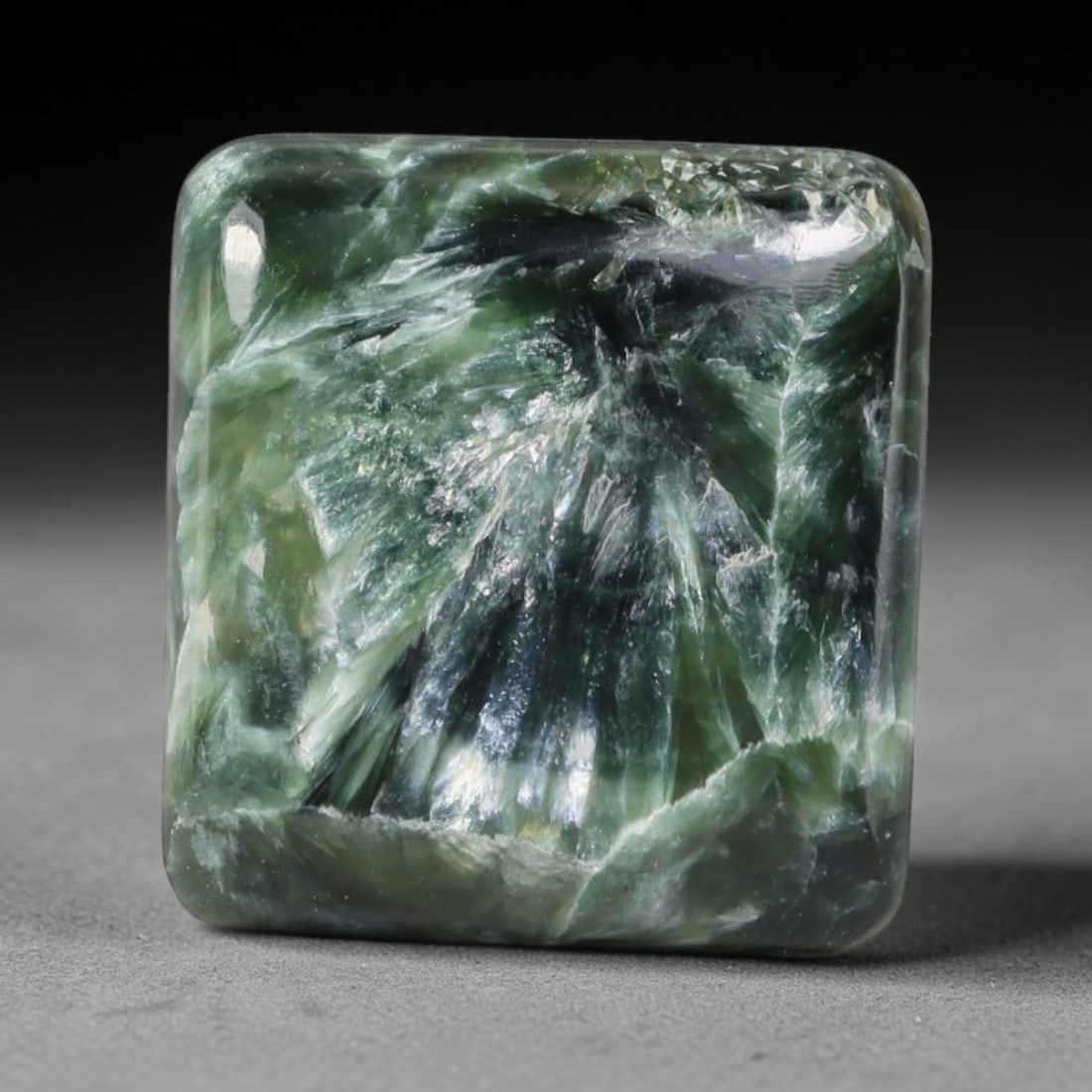 11ct Natural Siberian Seraphinite Cabochon Loose Gemstone, 80EH: This natural seraphinite cabochon from Siberia exhibits distinctive featherlike fibrous mineral structures throughout the polished surface. Dimensions measure 15x14x4mm, this wellpolished specimen is 