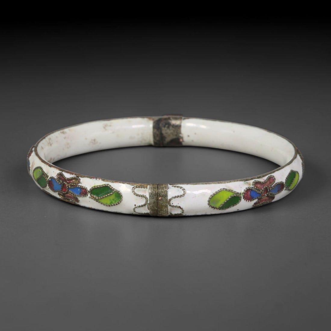 Vintage Chinese Cloisonne Bangle - White Floral Enamel Bracelet, 84FD: Built upon a gilded metal foundation with classic Chinese cloisonne twisted wire filigree craftsmanship, this hinged bangle features an opaque white enamel base adorned with repeating stylized floral 