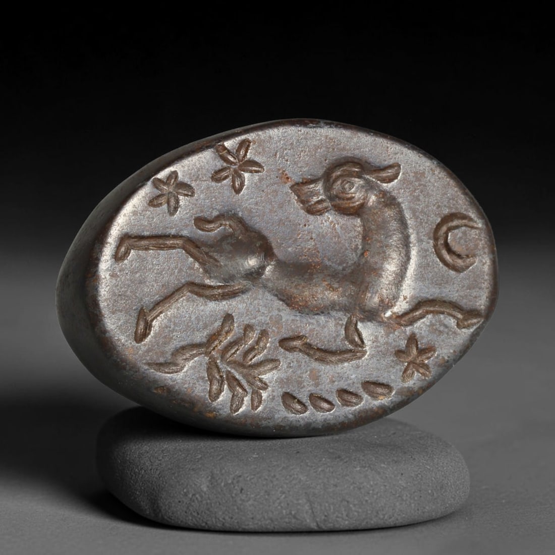 Ancient Sasanian Persian Stone Intaglio Stamp Seal (224-651 CE), 40ED: This antique stone intaglio stamp seal originates from Ancient Sasanian Persian civilisation, serving as a functional impression seal alongside a cherished protective personal talisman. The dark polis