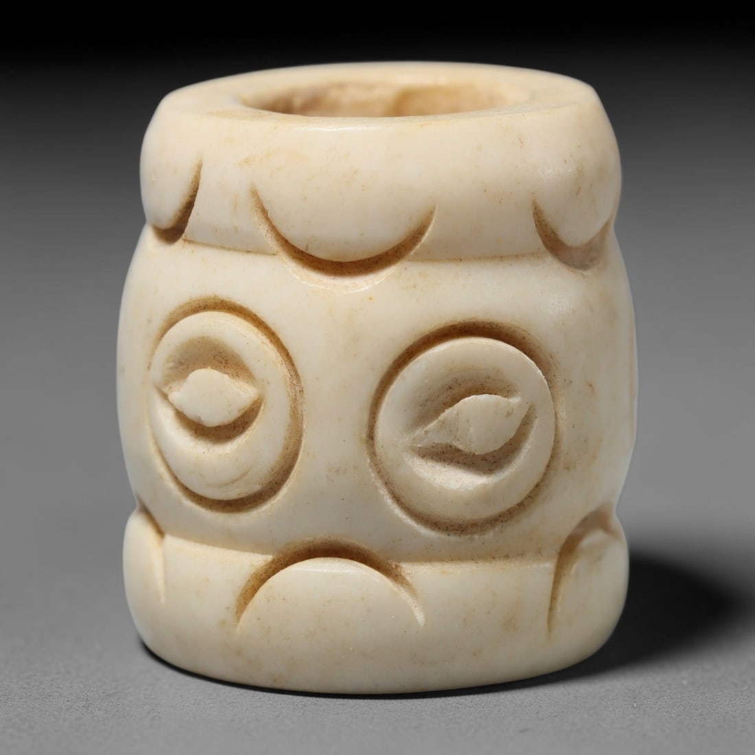 Antique Sino-Siberian Steppe Nomadic Craft Stag Antler Carved Cylinder Bead (Post 1850s), 21FV: Single bead carved from natural stag antler, originating from Sino-Siberian Steppe Nomadic craft traditions, post 1850s. Measuring 2cm, the piece features detailed surface carving and carries warm nat
