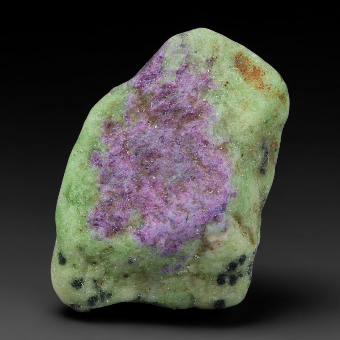 107ct Natural Tanzanian Ruby Zoisite Raw Rough Specimen Mineral Stone, 7FC: This unpolished mineral rough is natural ruby zoisite sourced from Tanzania, exhibiting distinct banded mineral segregation of vibrant green zoisite, magenta ruby crystals, and dark hornblende inclusi