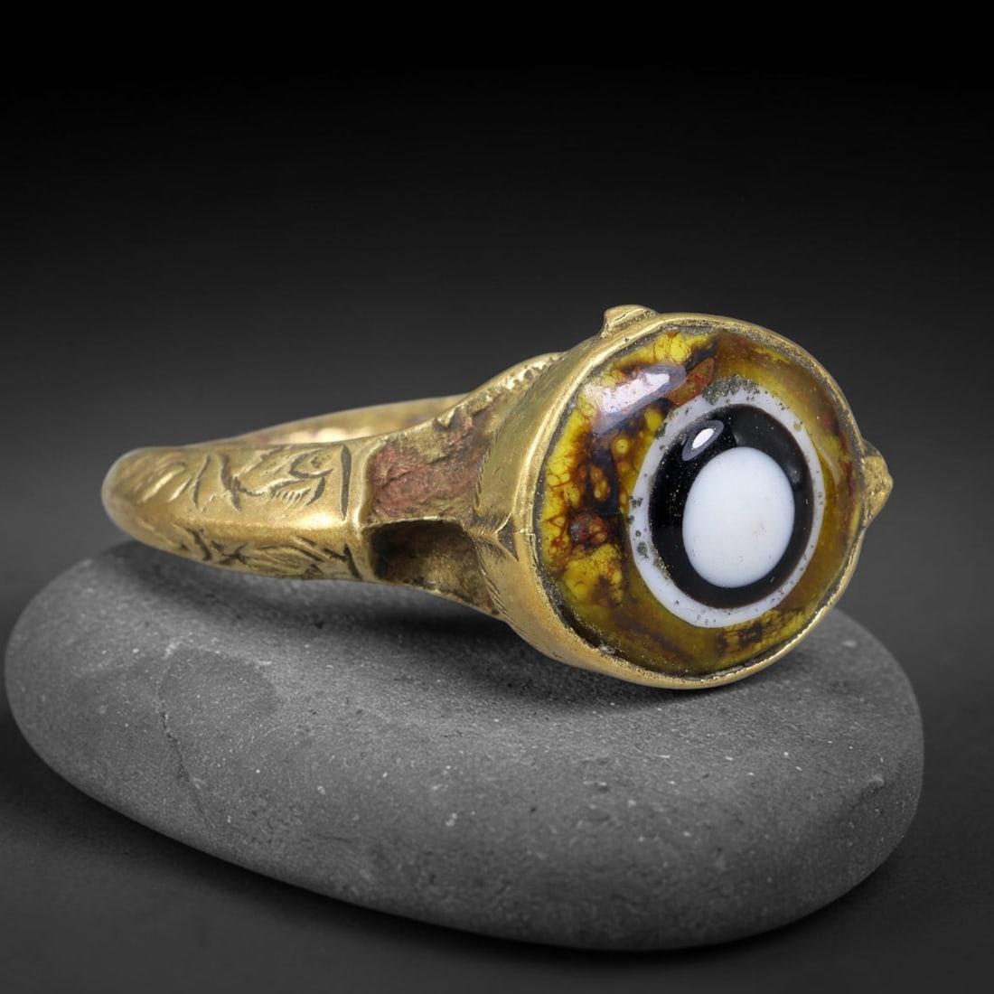 Antique Islamic Millefiori Evil Eye Glass Cabochon Set Vintage Signet Ring (1700-1900 CE), 97AM: The primary collectible value resides within the inset antique millefiori evil-eye glass cabochon, authentic genuine antique glass (distinguished from earlier ancient glass and modern vintage glass) c