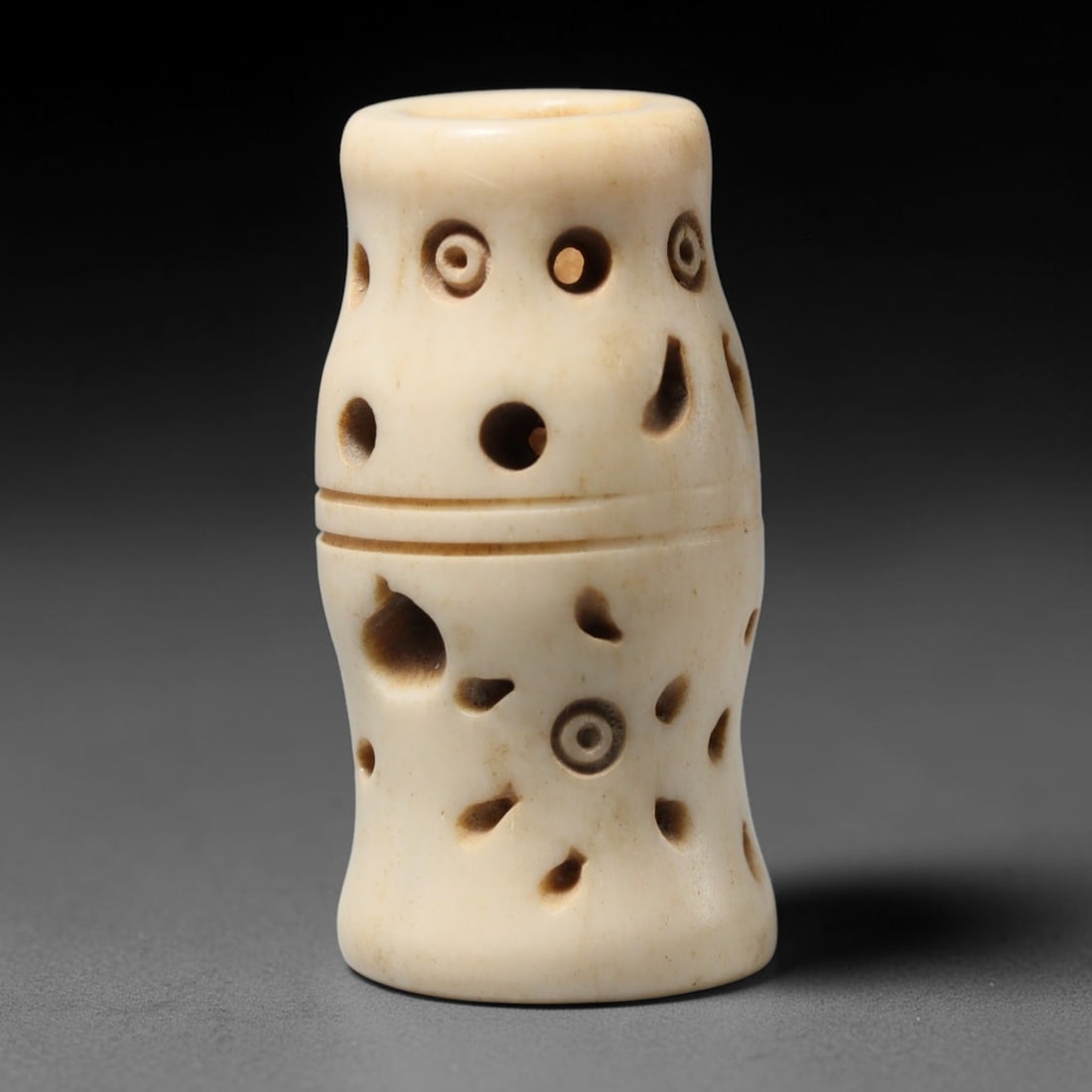 Antique Sino-Siberian Steppe Nomadic Craft Stag Antler Carved Cylinder Bead (Post 1850s), 82FV: Single bead carved from natural stag antler, originating from Sino-Siberian Steppe Nomadic craft traditions, post 1850s. Measuring 4x2cm, the piece features detailed surface carving and carries warm n