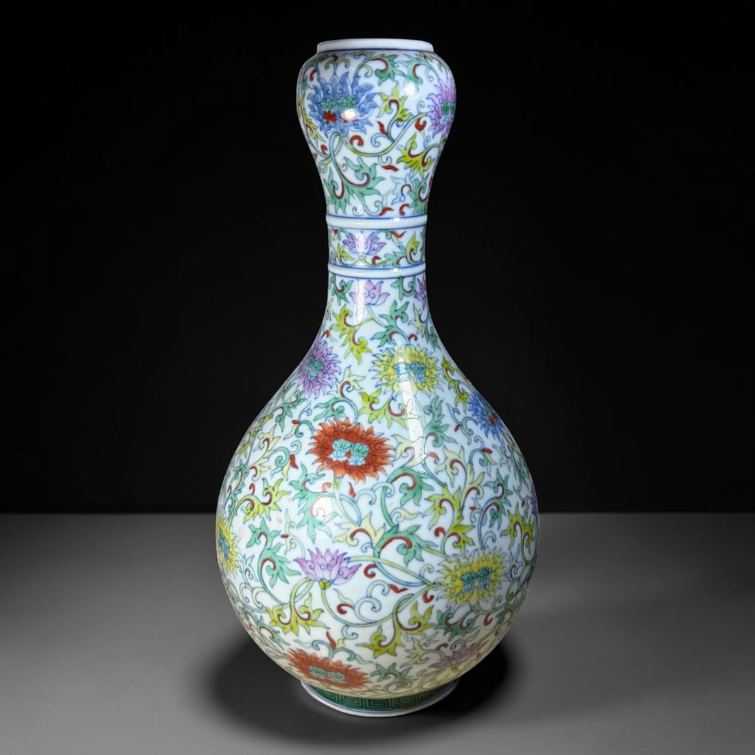 A Chinese Qing Qianlong Mark Doucai Interlocking Lotus Garlic Head Antique Porcelain Vase, 2B: Fine handcrafted Chinese doucai garlic head vase with authentic Qianlong imperial six-character blue seal mark on the base, measuring 37cm tall with a 17cm maximum body diameter. Crafted from high-qua