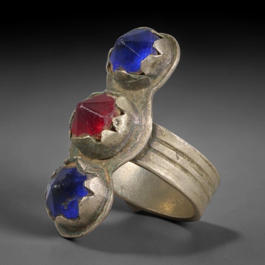 Antique Central Asian Silvered Metal Triple Glass Gem Statement Ring, 70AA: Vintage antique tribal ring crafted from silvered base metal, with an elongated vertical ring face measuring 3.5cm x 1.5cm. The vertically stacked bezel setting holds three faceted glass cabochons: tw
