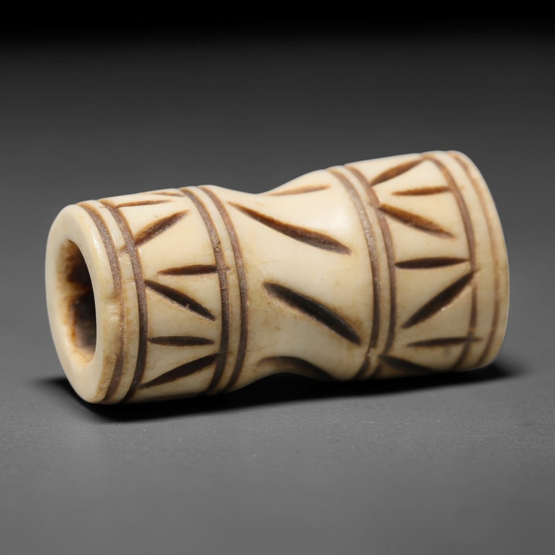 Antique Sino-Siberian Steppe Nomadic Craft Stag Antler Carved Cylinder Bead (Post 1850s), 90FV: Single bead carved from natural stag antler, originating from Sino-Siberian Steppe Nomadic craft traditions, post 1850s. Measuring 4x2cm, the piece features detailed surface carving and carries warm n