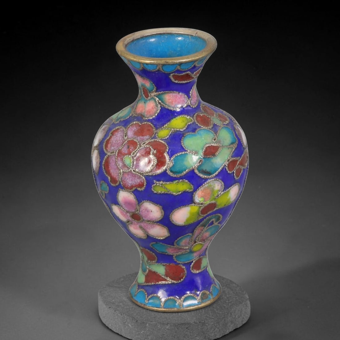 Vintage Chinese Cobalt Blue Cloisonne Mini Vase - Multi-Tone Peony Floral Enamel, 52AR: This miniature copper cloisonne baluster vase measures 7.5cm tall and 4.5cm wide, crafted with traditional wire filigree cloisonne techniques for tabletop display or tiny floral arrangements. The vase