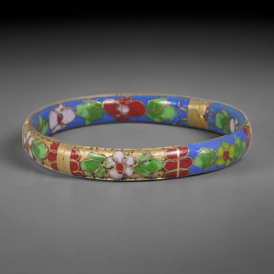 Vintage Chinese Cloisonne Bangle - Blue Gilded Floral Enamel Bracelet, 79FD: Constructed with gilded metal base and traditional Chinese cloisonne twisted wire filigree craft, this split hinged bangle features a vivid sky-blue enamel backdrop paired with polished gold-toned met