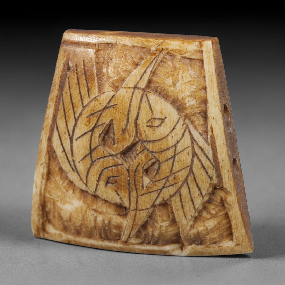 Antique Sino-Siberian Stag Antler Spacer Bead, 57EH: Crafted from stag antler, this Antique Sino-Siberian spacer bead carries cultural craft heritage, with periodconsistent surface texture and patina. Dimensions: 2.5x2.3cm. Predrilled for threading, sui