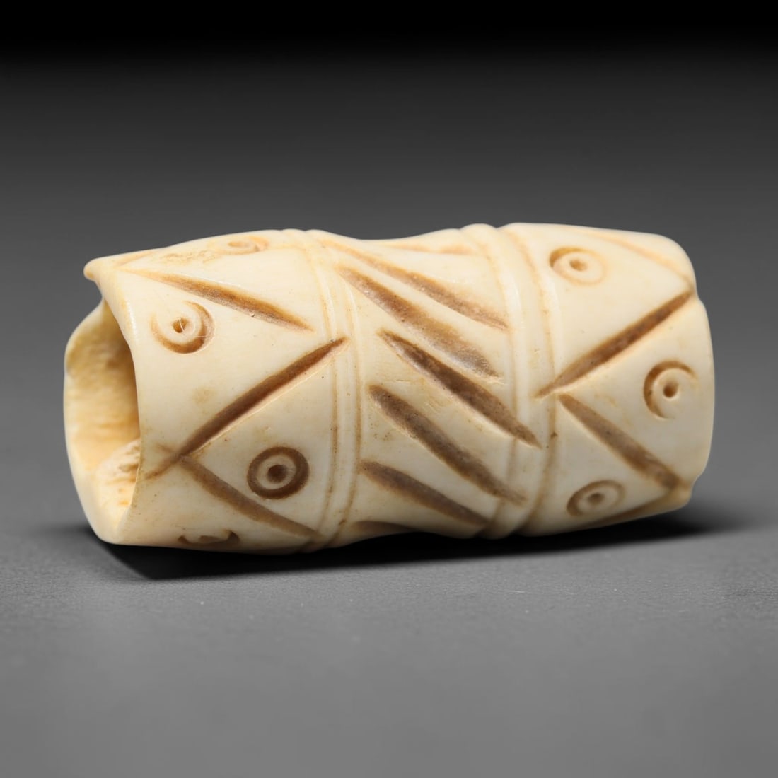 Antique Sino-Siberian Steppe Nomadic Craft Stag Antler Carved Cylinder Bead (Post 1850s), 67FV: Single bead carved from natural stag antler, originating from Sino-Siberian Steppe Nomadic craft traditions, post 1850s. Measuring 3x2cm, the piece features detailed surface carving and carries warm n