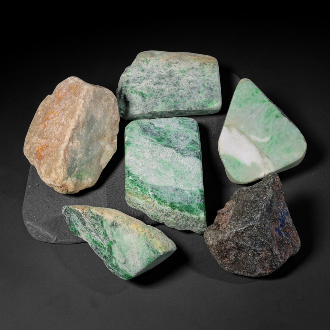 1130ct Natural Burmese Type A Jadeite Jade Rough Parcel Lot, 27BC: This rough parcel includes mixed unpolished and partially sawn Type A burmese jadeite jade chunks. Specimens exhibit varied visual features including bright patchy green mottling, pale celadon-green, 