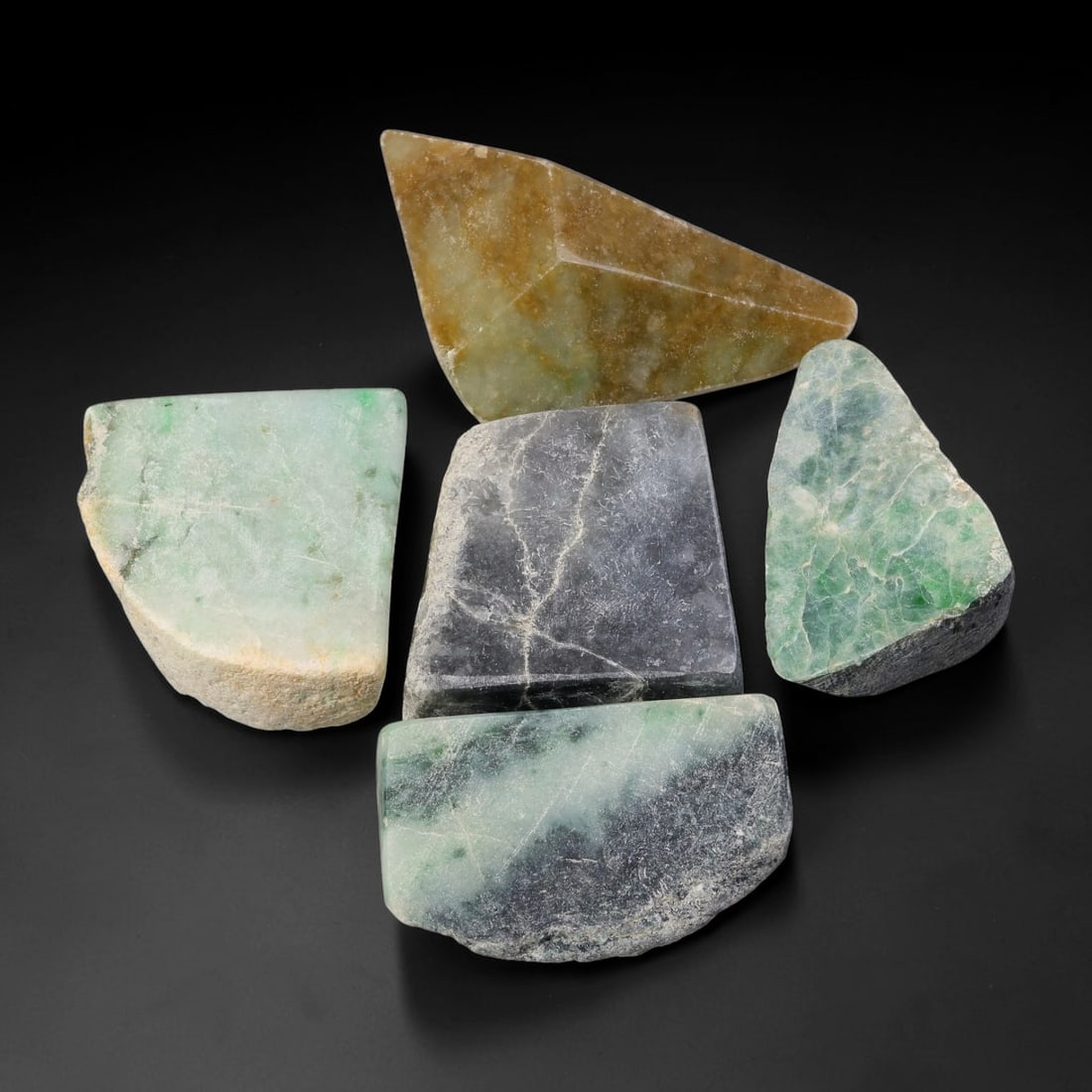 885ct Natural Burmese Type A Jadeite Jade Rough Parcel Lot, 28BC: This rough parcel includes mixed unpolished and partially sawn Type A burmese jadeite jade chunks. Specimens exhibit varied visual features including bright patchy green mottling, pale celadon-green, 