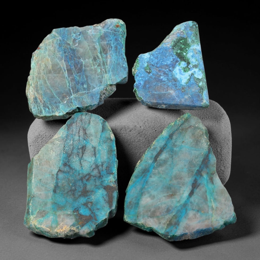 400ct Natural Peruvian Chrysocolla Rough Slice Parcel Lot, 75EX: This rough slice parcel features sawn chrysocolla specimens displaying vibrant turquoise-blue and teal colour zones blended with host quartz matrix. Visible dark mineral veining, natural fracture line