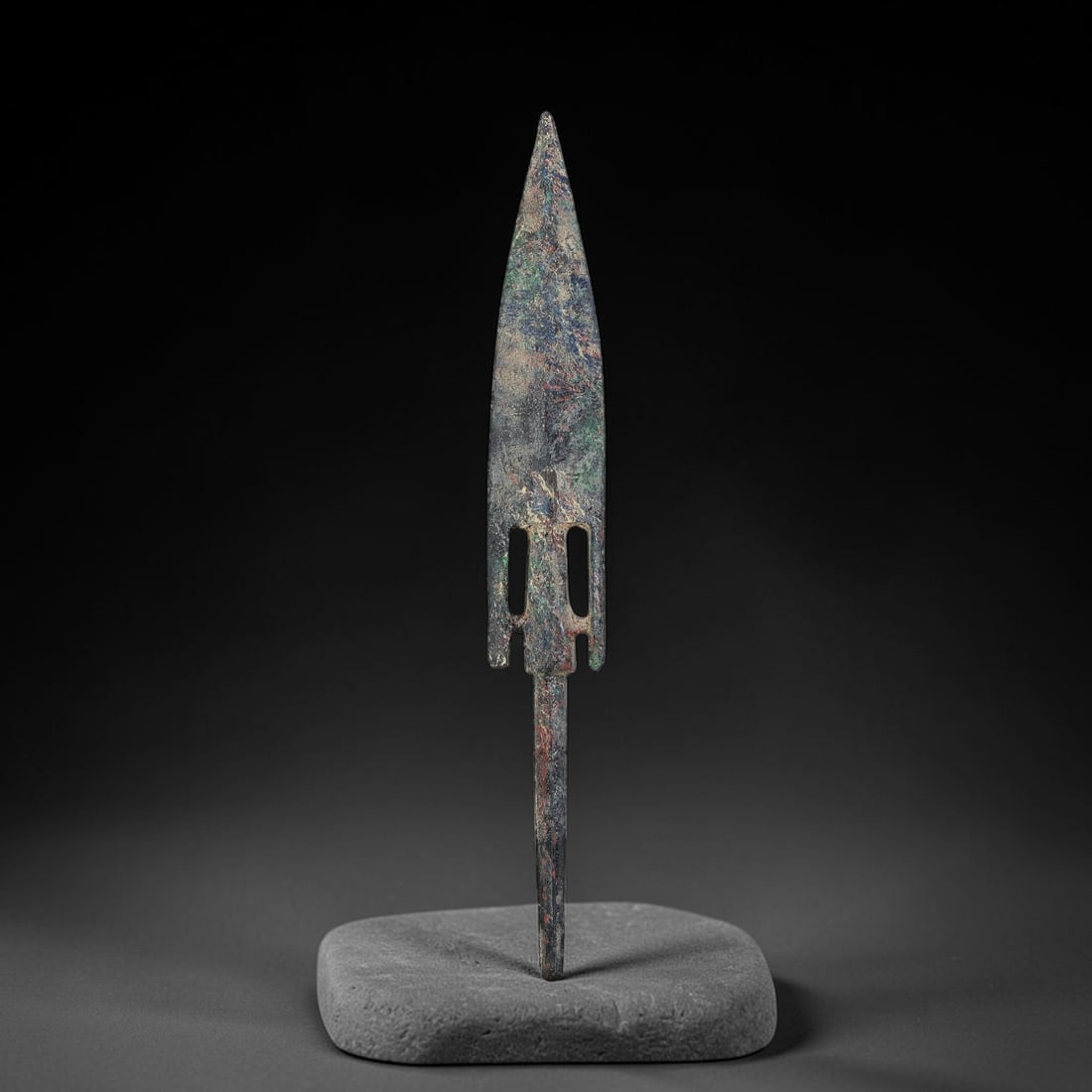 Ancient Chinese Warring-States Period Bronze Arrowhead (475-221 BCE), 8AJ: Excavated Warring-States bronze arrowhead with sharp tapering blade and prominent central reinforcing rib, openwork cut-out barbed base, attached to a long solid tang for mounting onto arrow shaft. Th