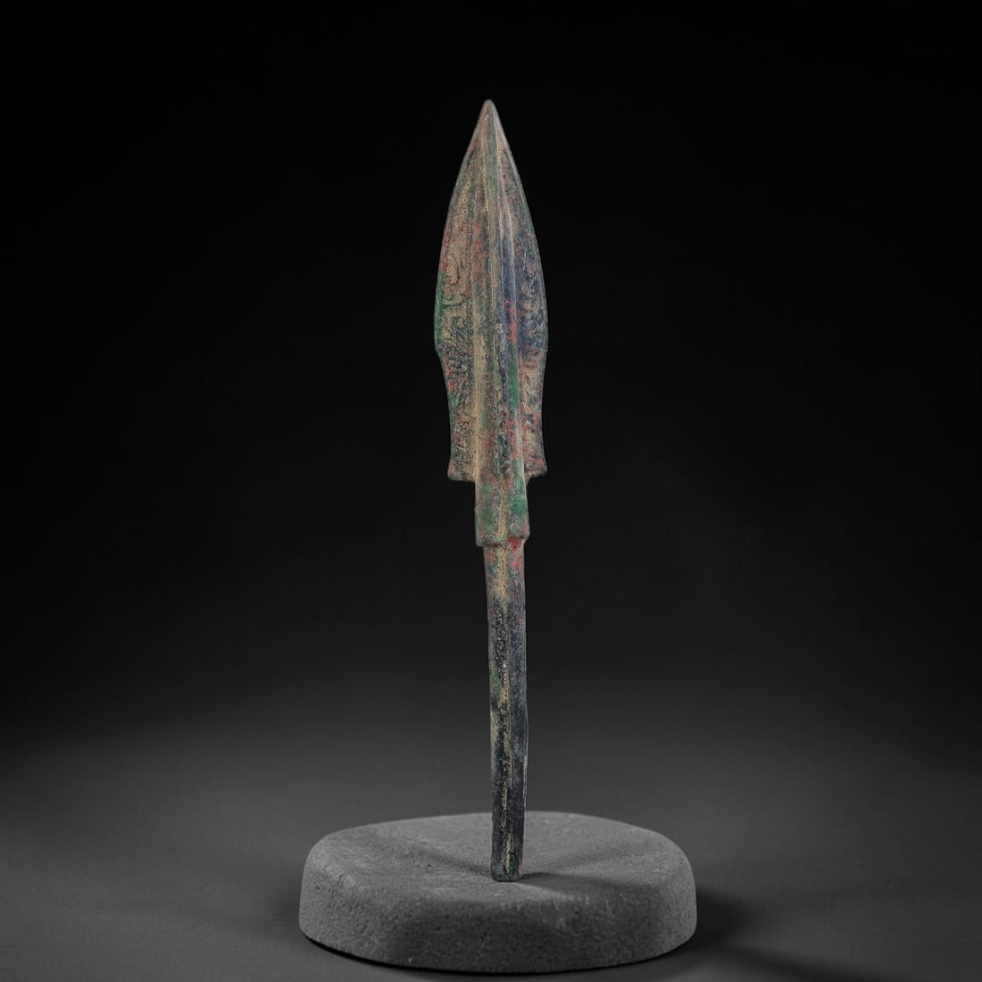Ancient Chinese Warring-States Period Bronze Arrowhead (475-221 BCE), 7AJ: Field-recovered bronze arrowhead from the Warring-States era, featuring a sharp pointed blade with pronounced central mid-rib, short basal barbs, and an integral long slender tang designed for inserti