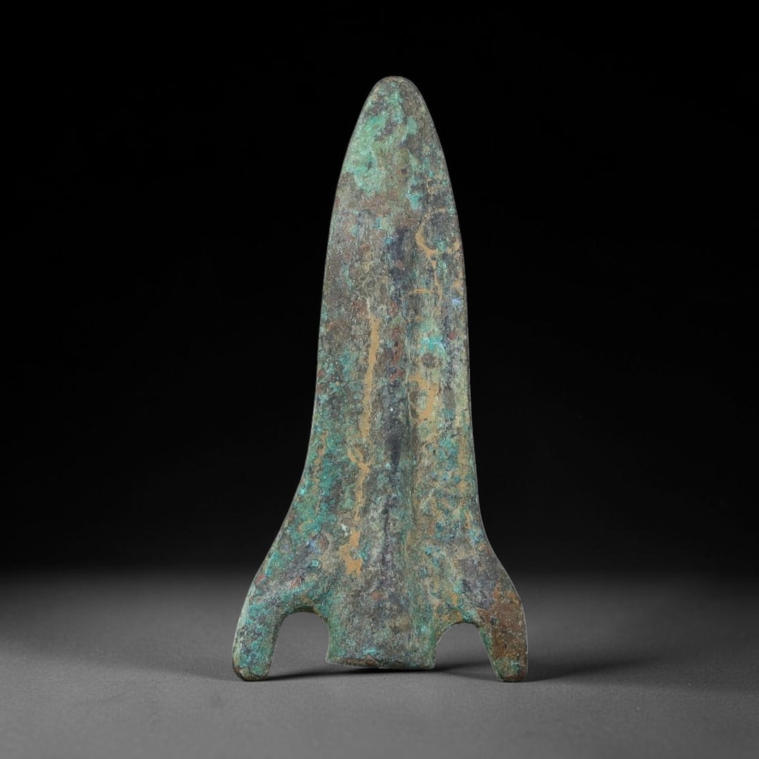 Ancient Chinese Warring-States Period Bronze Arrowhead (475-221 BCE), 3AJ: Authentic field-recovered bronze arrowhead from Warring-States China, featuring broad triangular blade with prominent central strengthening rib and flared barbed lugs. The surface bears rich layered b