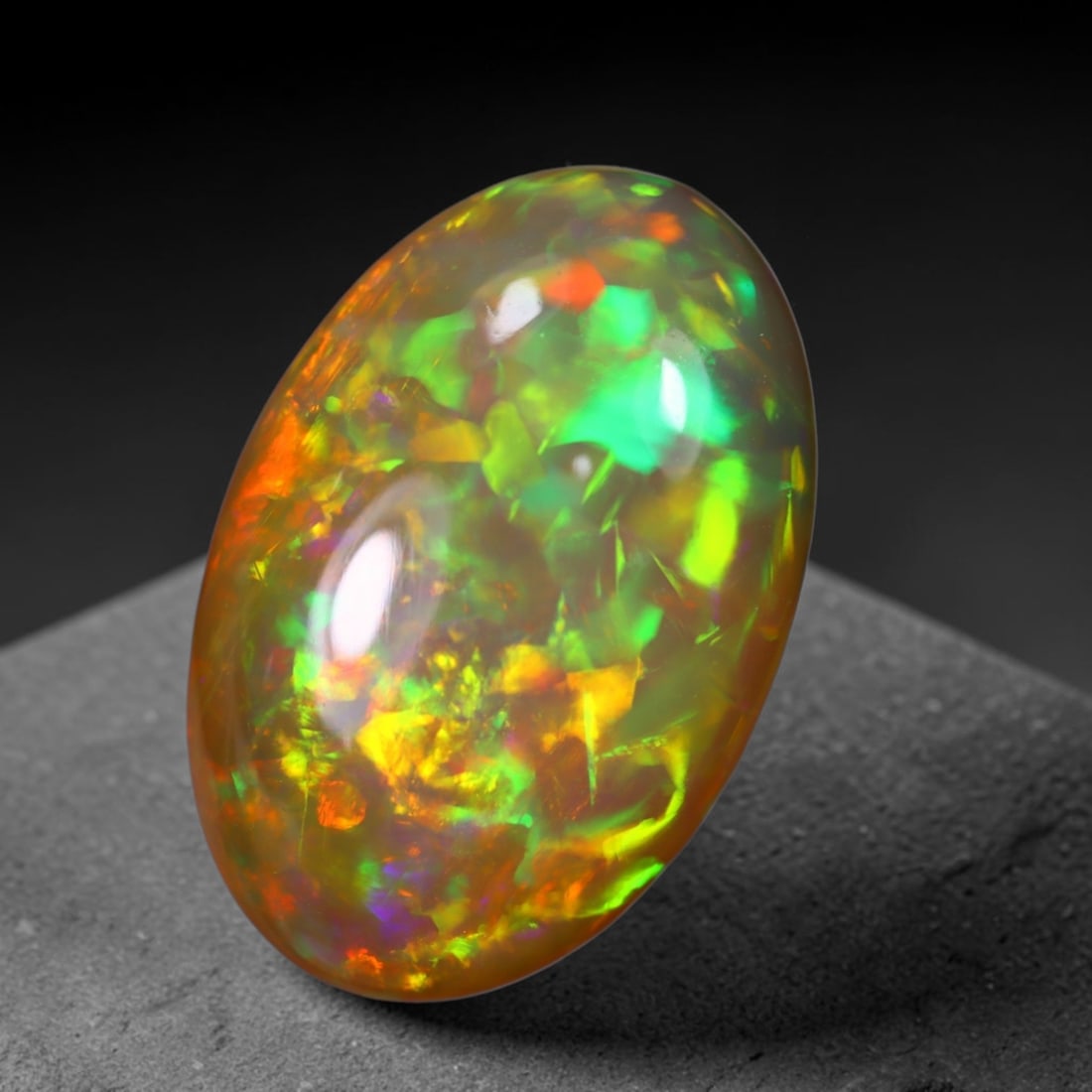 *8.11Ct Welo Opal Polished - Ethiopian Opal , 448C: No Reserve Gems Auction Subject: Natural Ethiopian Welo Opal Origin: Ethiopia Carat Weight: 8.11Ct Dimension: 21.2x14.1x5.6 mm Treatment: Natural Untreated Type: Cabochon, Polished