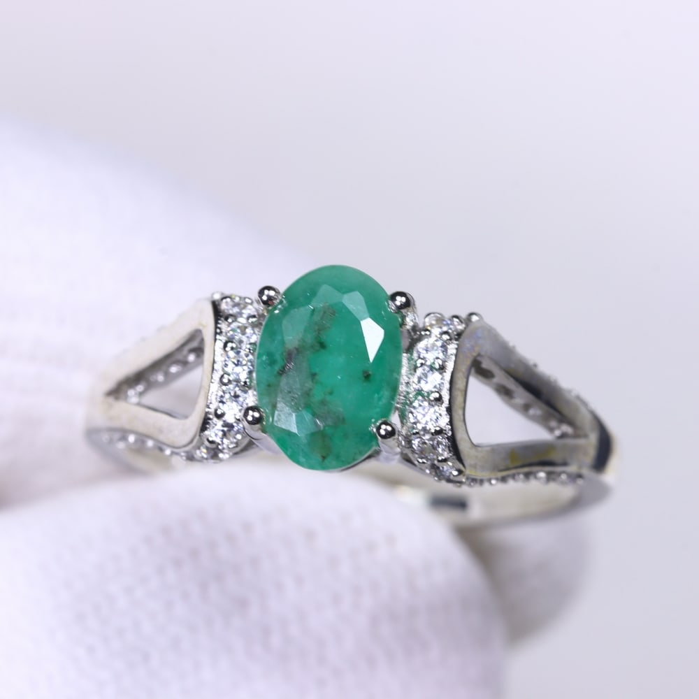Ring US5.75 Emerald & Cubic Zirconia - 925 Sterling Silver - White Gold Plated , 517E: No Reserve Gems Auction Subject: Natural Emerald & Cubic Zirconia Origin: Thailand Carat Weight: 9.76ct Dimension: Emerald 5x7mm Type: Ring