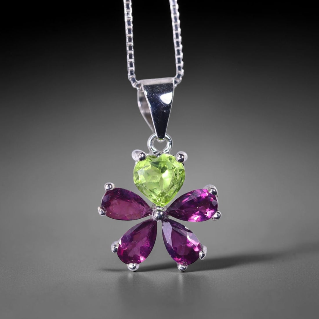 18inches Necklace Rhodolite Garnet & Peridot - 925 Sterling Silver - Plated 14K White Gold , 437E: No Reserve Gems Auction Subject: Natural Rhodolite Garnet & Peridot Origin: Thailand Carat Weight: 2.52g Dimension: Gemstone 3x5mm Type: Necklace