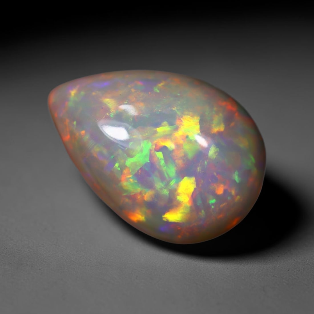 *7.22Ct Welo Opal Polished - Ethiopian Opal , 412C: No Reserve Gems Auction Subject: Natural Ethiopian Welo Opal Origin: Ethiopia Carat Weight: 7.22Ct Dimension: 17.5x12.5x7.8 mm Treatment: Natural Untreated Type: Cabochon, Polished