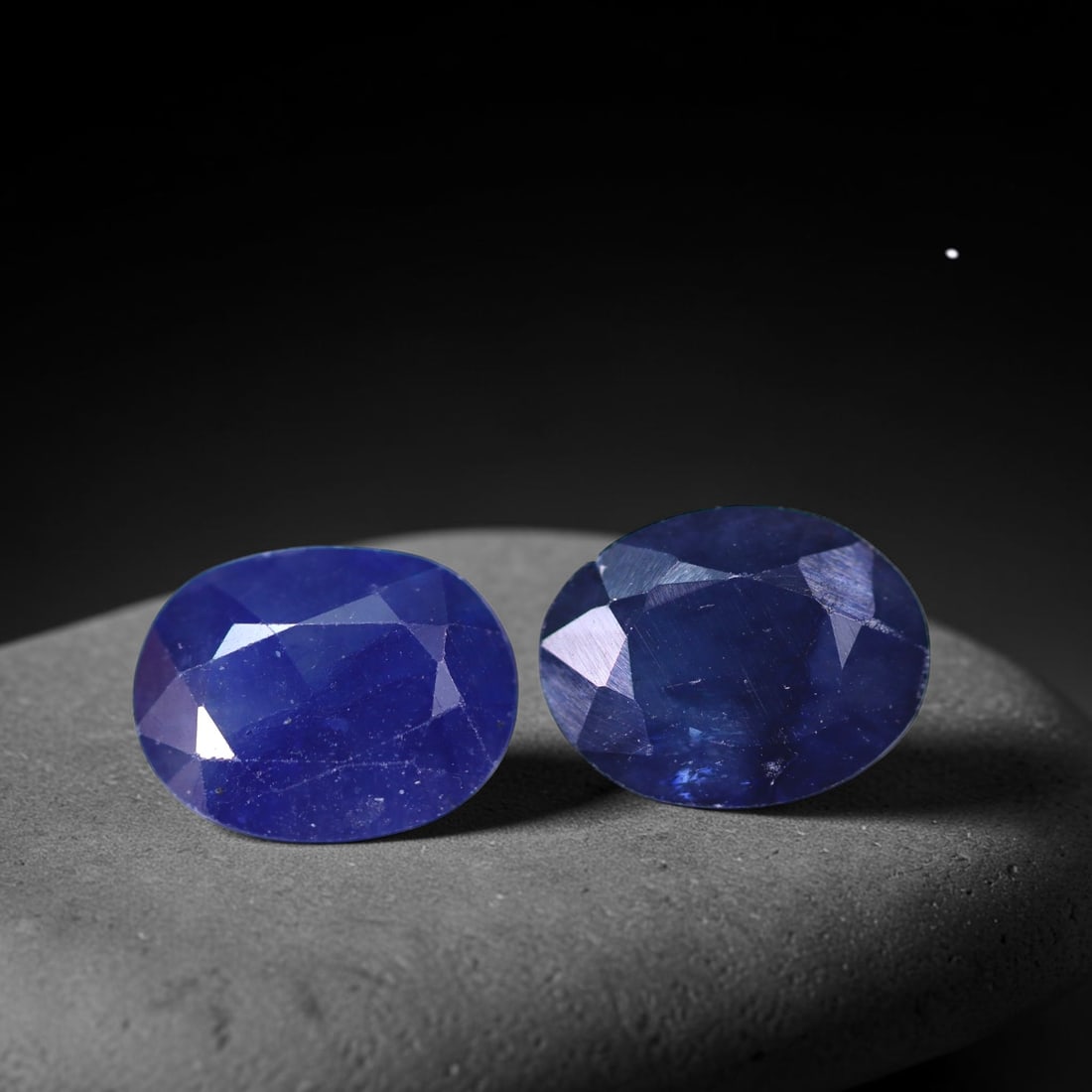 4.25 Ct Blue Sapphire Lot - 9x7x3mm , 987C: No Reserve Gems Auction Subject: Natural Sapphire Treatment: Heated Type: Faceted, Polished